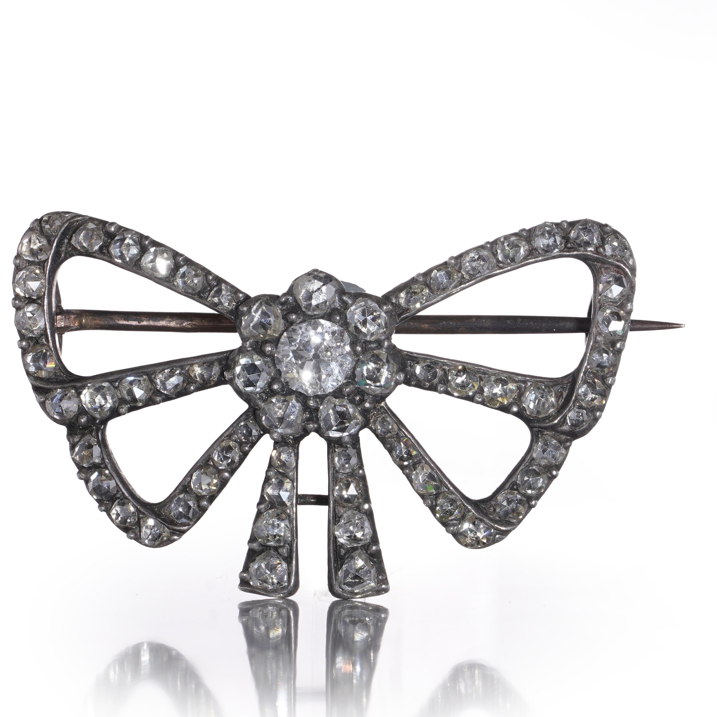 Taglio a rosa Antique Silver and 18kt Gold 2.85 ct. Diamond Bow Brooch in vendita