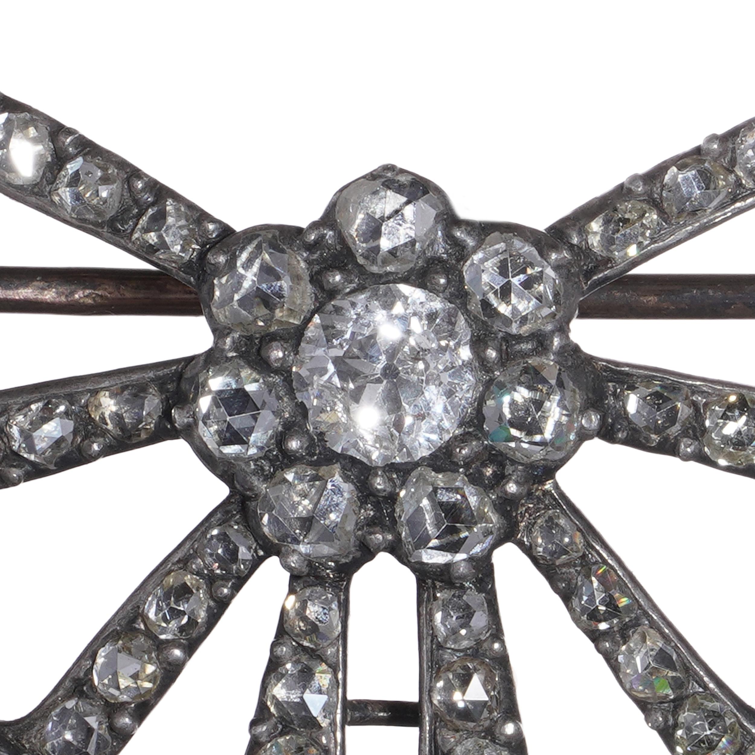 da uomo o donna Antique Silver and 18kt Gold 2.85 ct. Diamond Bow Brooch in vendita