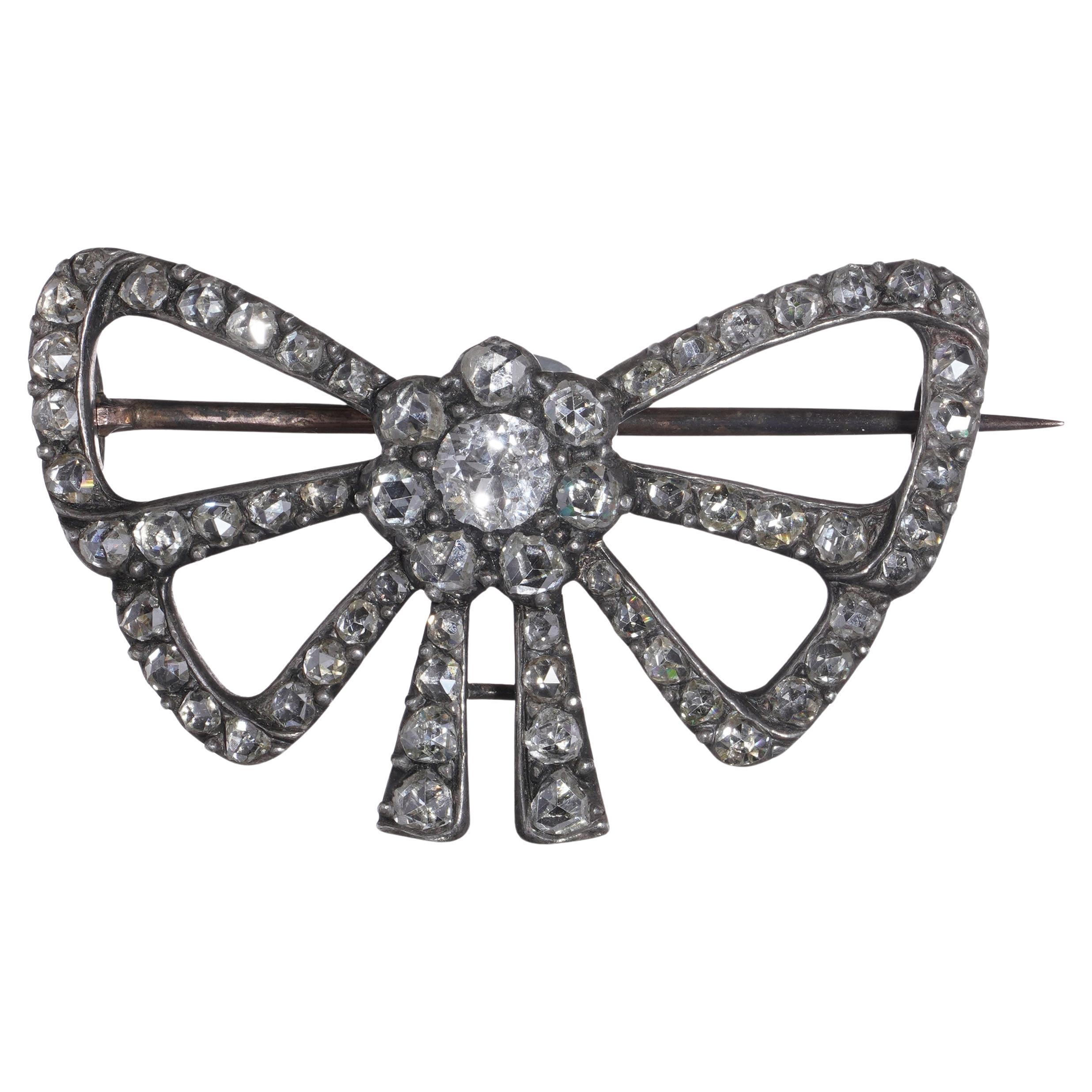 Antique Silver and 18kt Gold 2.85 ct. Diamond Bow Brooch in vendita 3