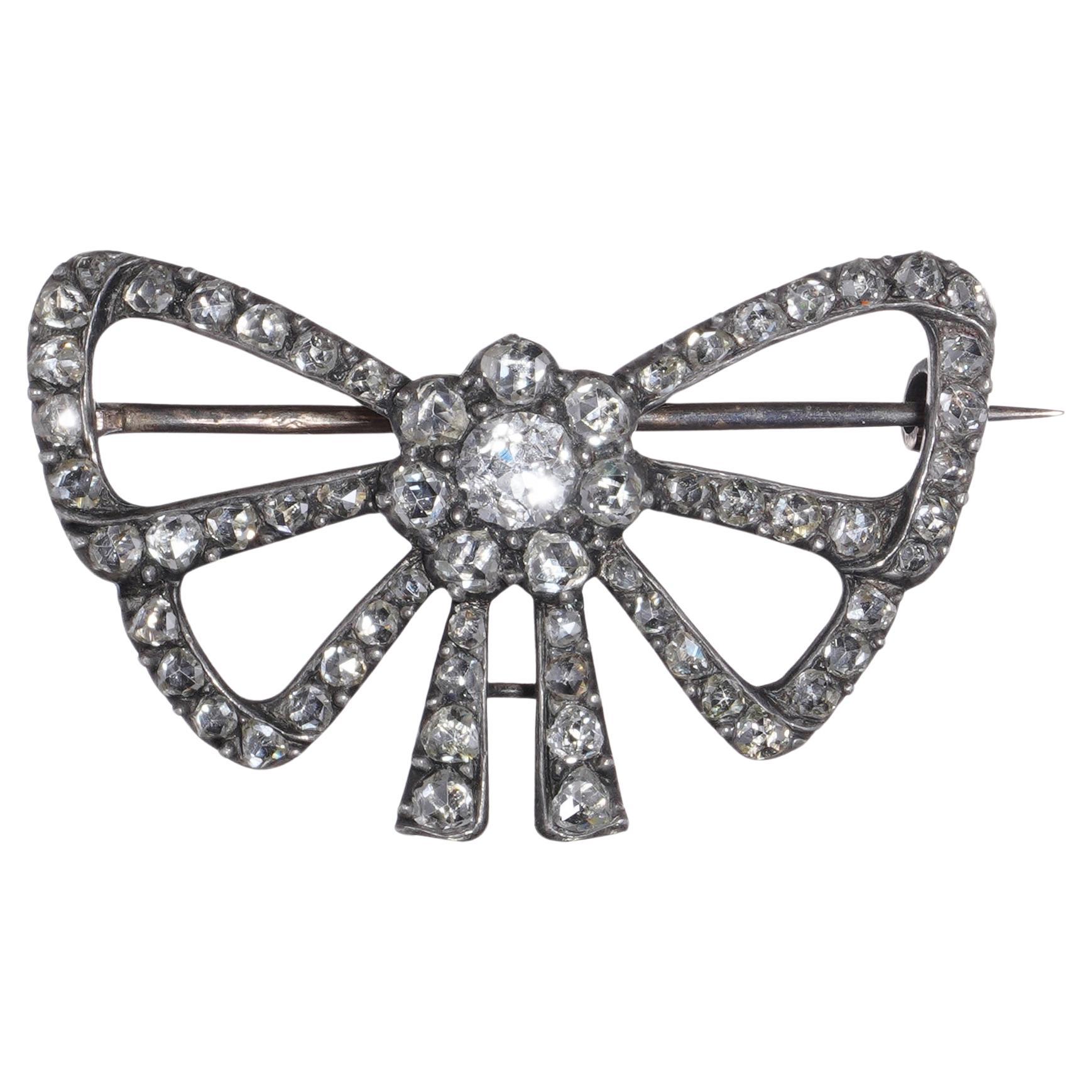 Antique Silver and 18kt Gold 2.85 ct. Diamond Bow Brooch in vendita
