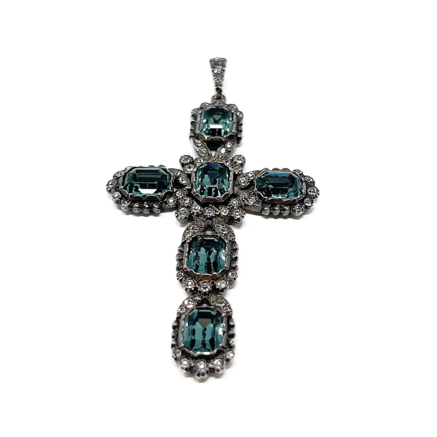 Vittoriano Ciondolo a forma di croce in argento antico e pasta blu in vendita