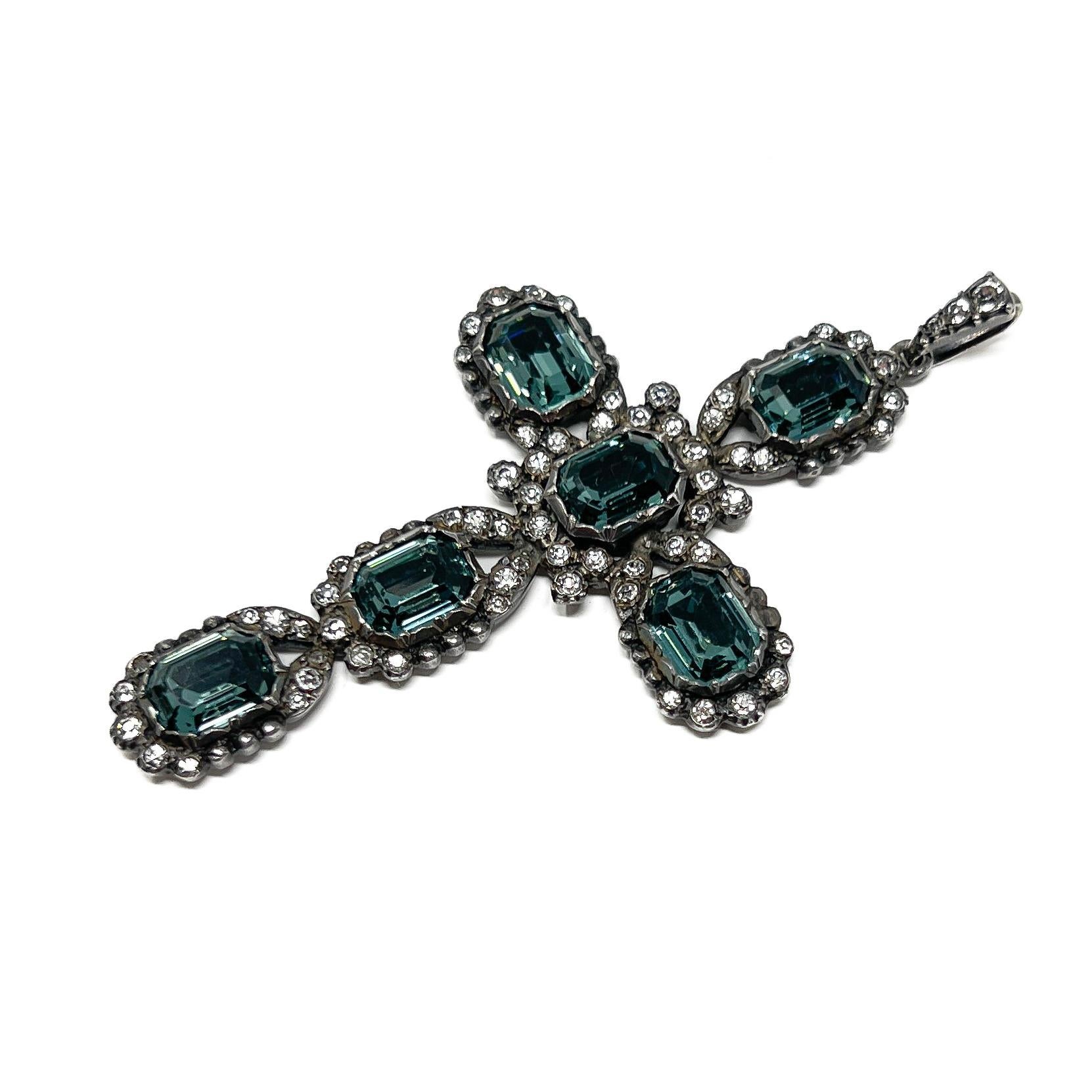 Donna Ciondolo a forma di croce in argento antico e pasta blu in vendita