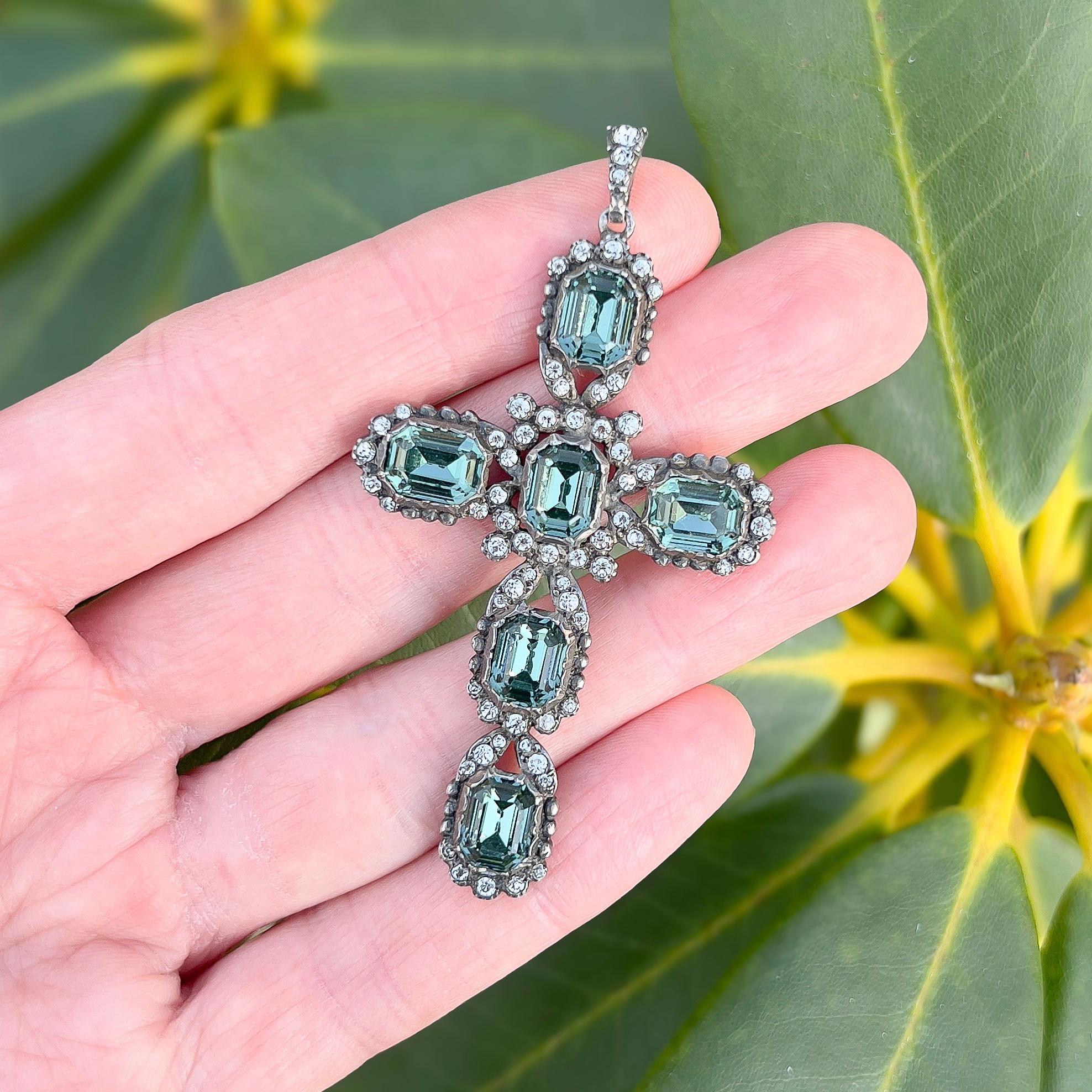 Ciondolo a forma di croce in argento antico e pasta blu in vendita 3