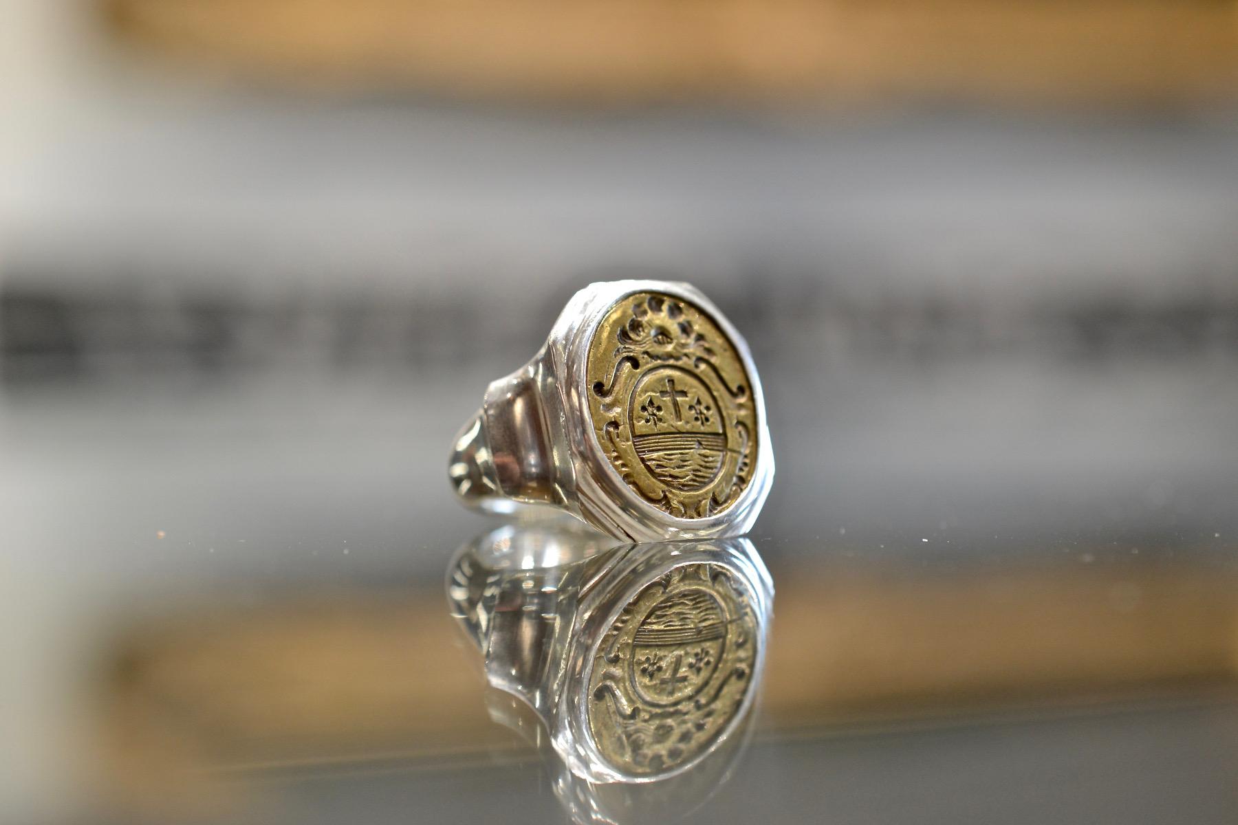 Silver and bronze octagonal shape with family crest ring.
Top size 23mm x 21mm
Size: 9
Weight:27,18gr.