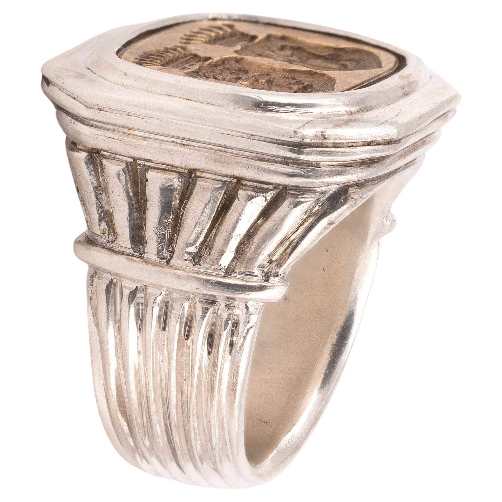 Forme octogonale en argent et en bronze avec anneau en forme d'emblème familial.
Taille du sommet 24mm x 25mm
Taille : 9 3/4
Poids : 41.57gr.