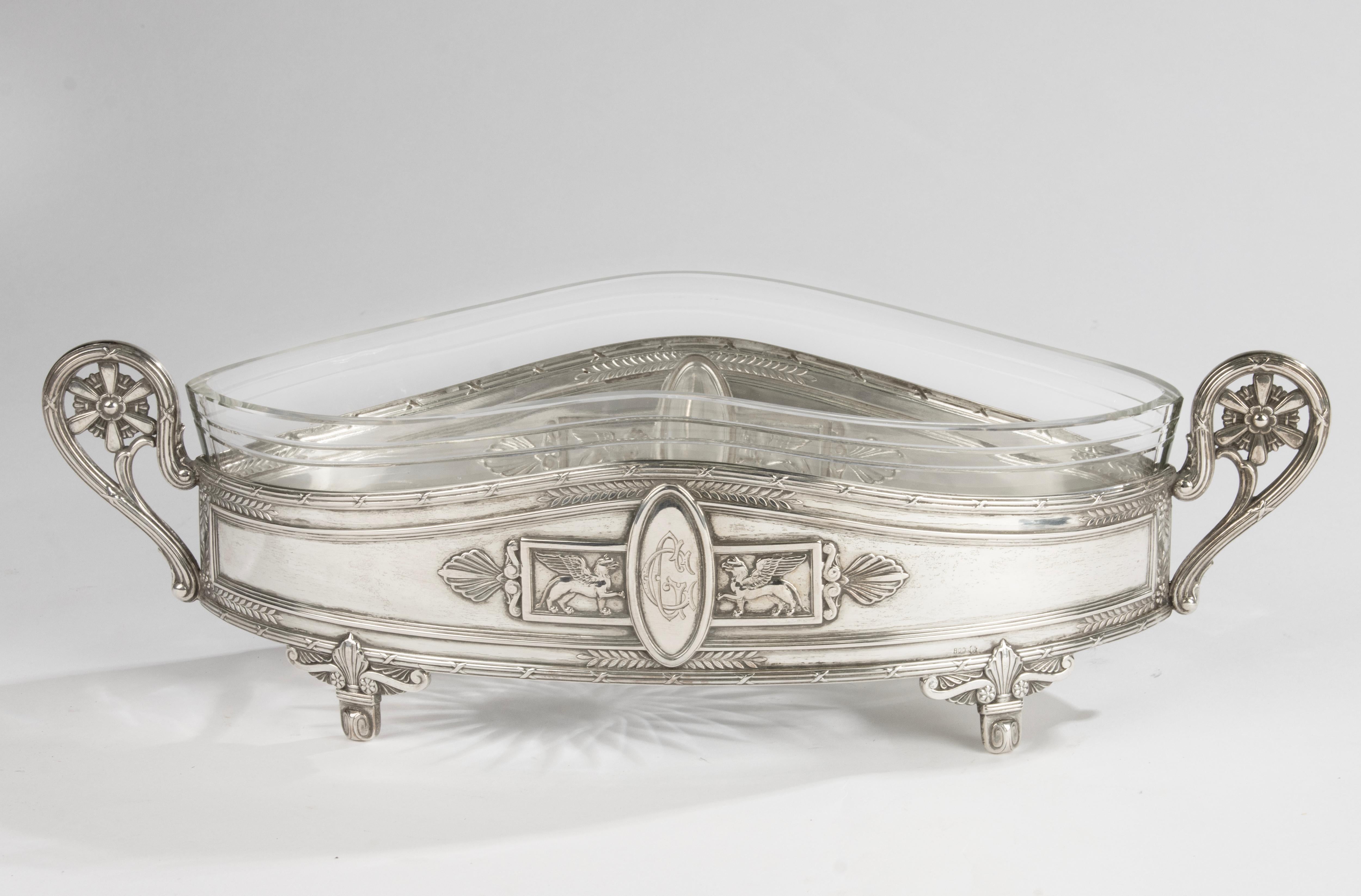 Un bellissimo piatto da portata d'argento antico, con rivestimento in cristallo.
Un design molto bello, in classico stile Impero.
Origine ed età stimate: Germania, circa 1900.
La ciotola è in buone condizioni. Sul bordo della fodera di cristallo c'è