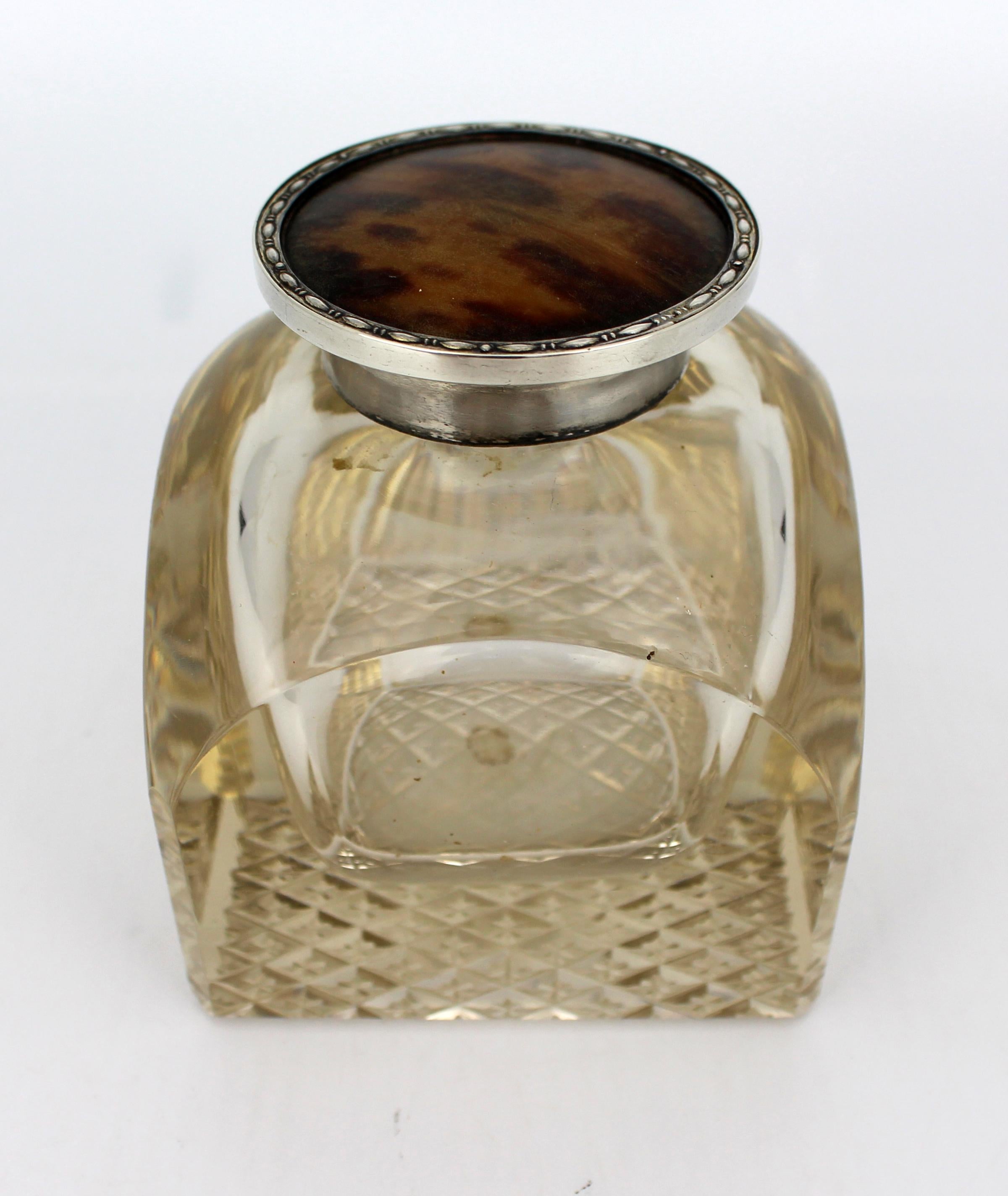 Encrier ancien en argent et verre taillé, Londres 1916

Encrier ancien de belle qualité, composé d'un corps en verre taillé lourd avec des côtés facettés arqués et une base taillée en étoile, monté avec un collier en argent poinçonné et un couvercle