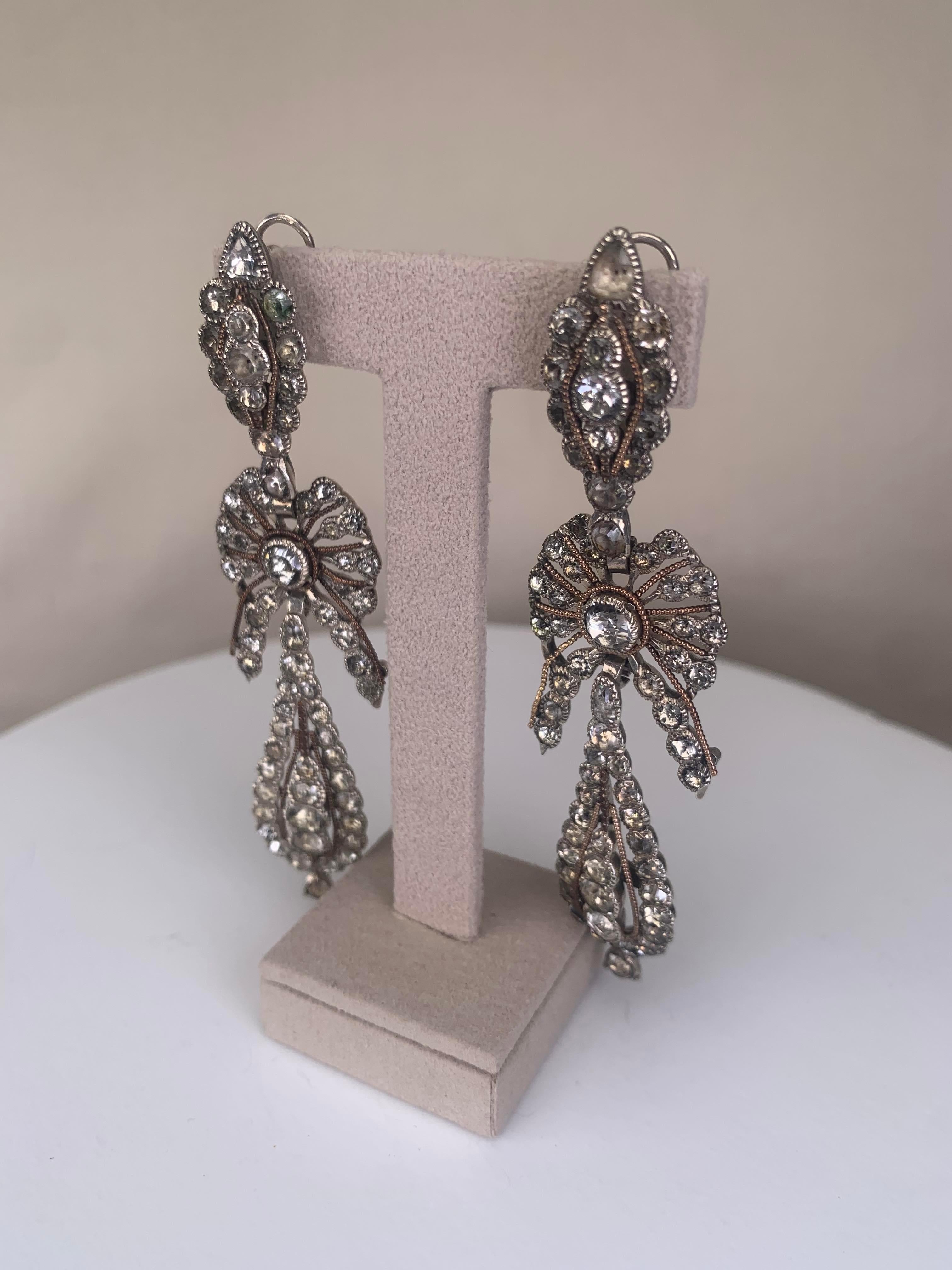 Silver earrings with gold application set with Minas-Novas (quartz). Elliptical upper element, central loop and periform pendant. Portugal, 19th century.