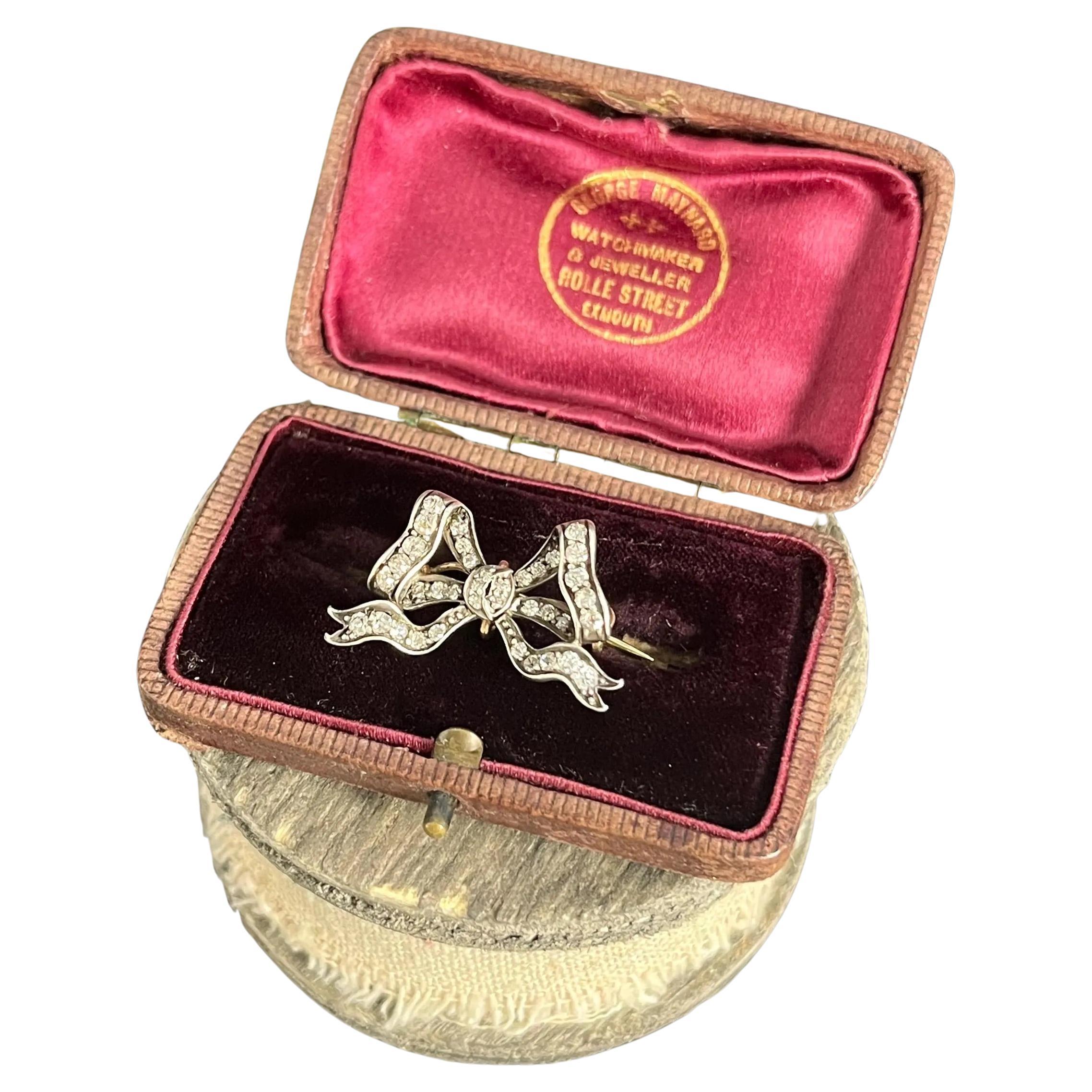 Spilla a fiocco in argento e oro, di epoca vittoriana, con diamanti tagliati all
antica