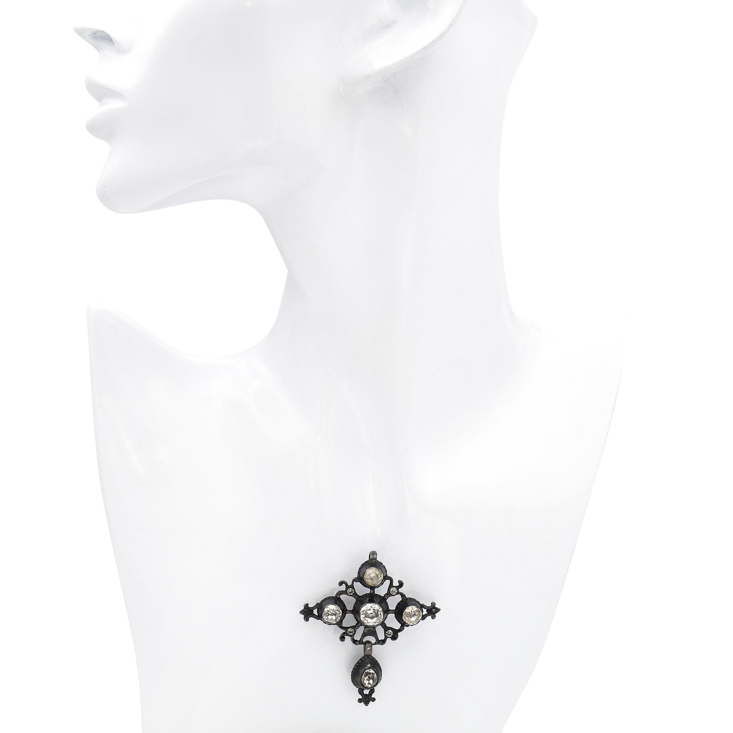 Pendentif croix en argent et pâte ancienne taillée Bon état - En vente à New York, NY