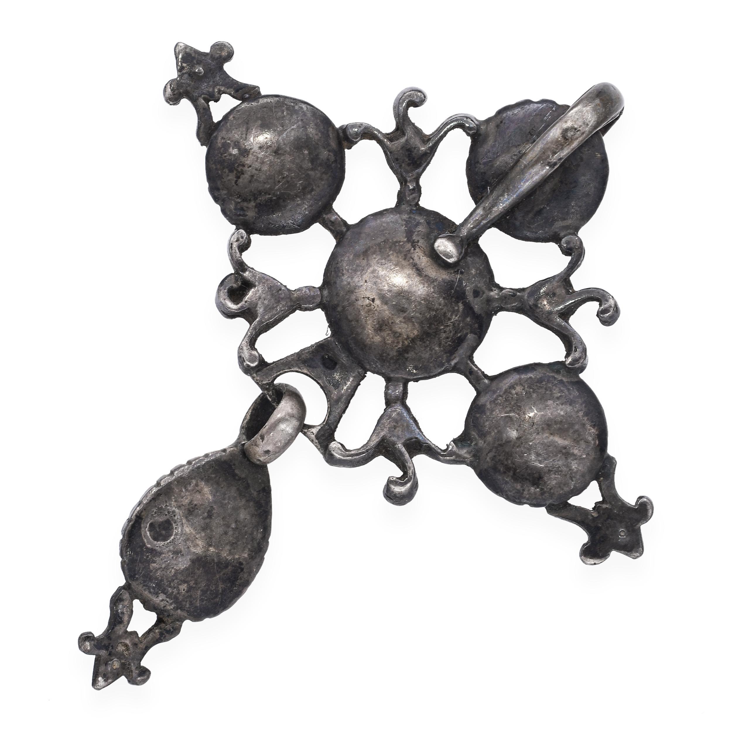 Pendentif croix en argent et pâte ancienne taillée en vente 1
