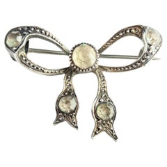 Antiguo broche de lazo de plata y pasta, Art Déco