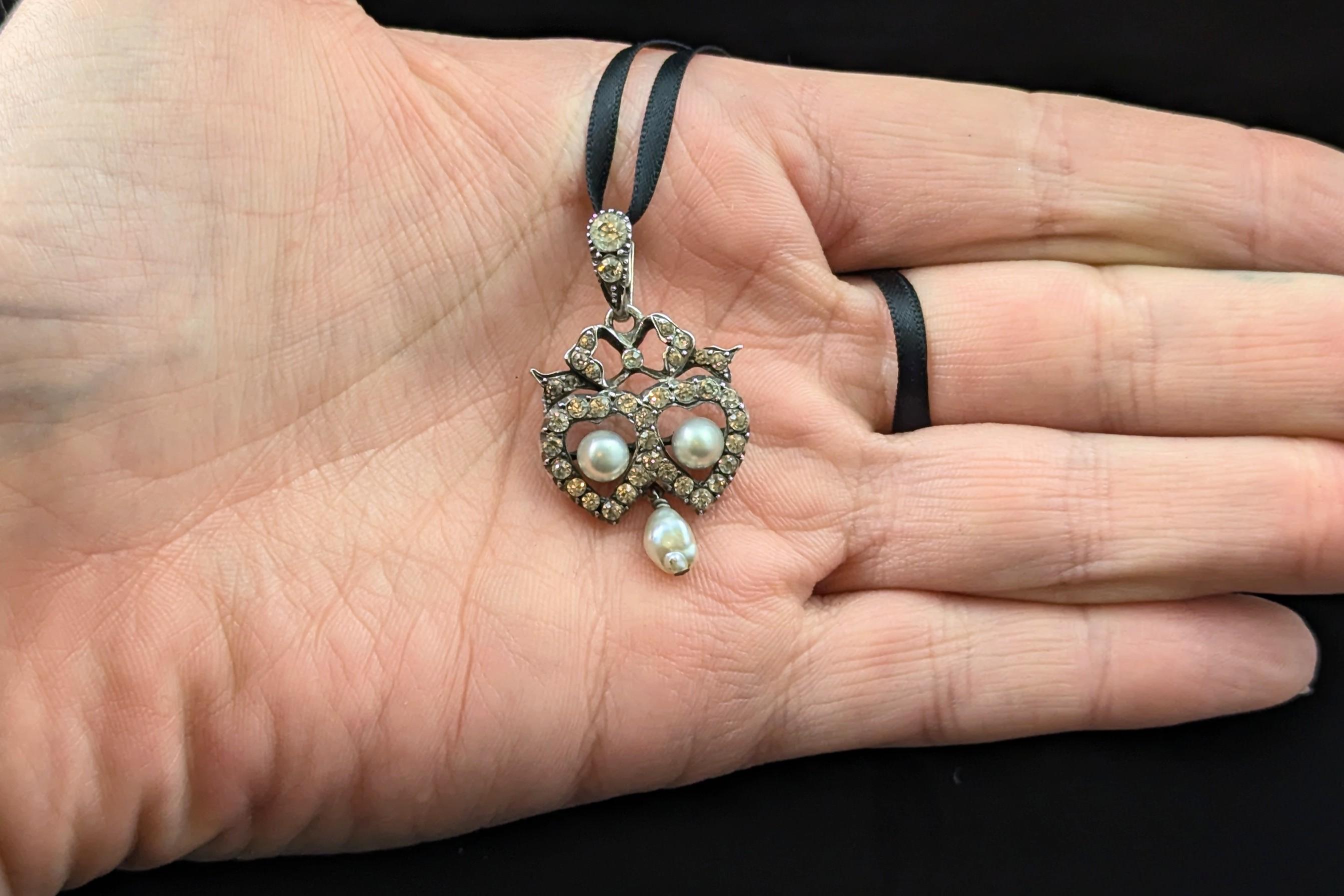 Édouardien Pendentif double cœur ancien en argent et pâte en vente