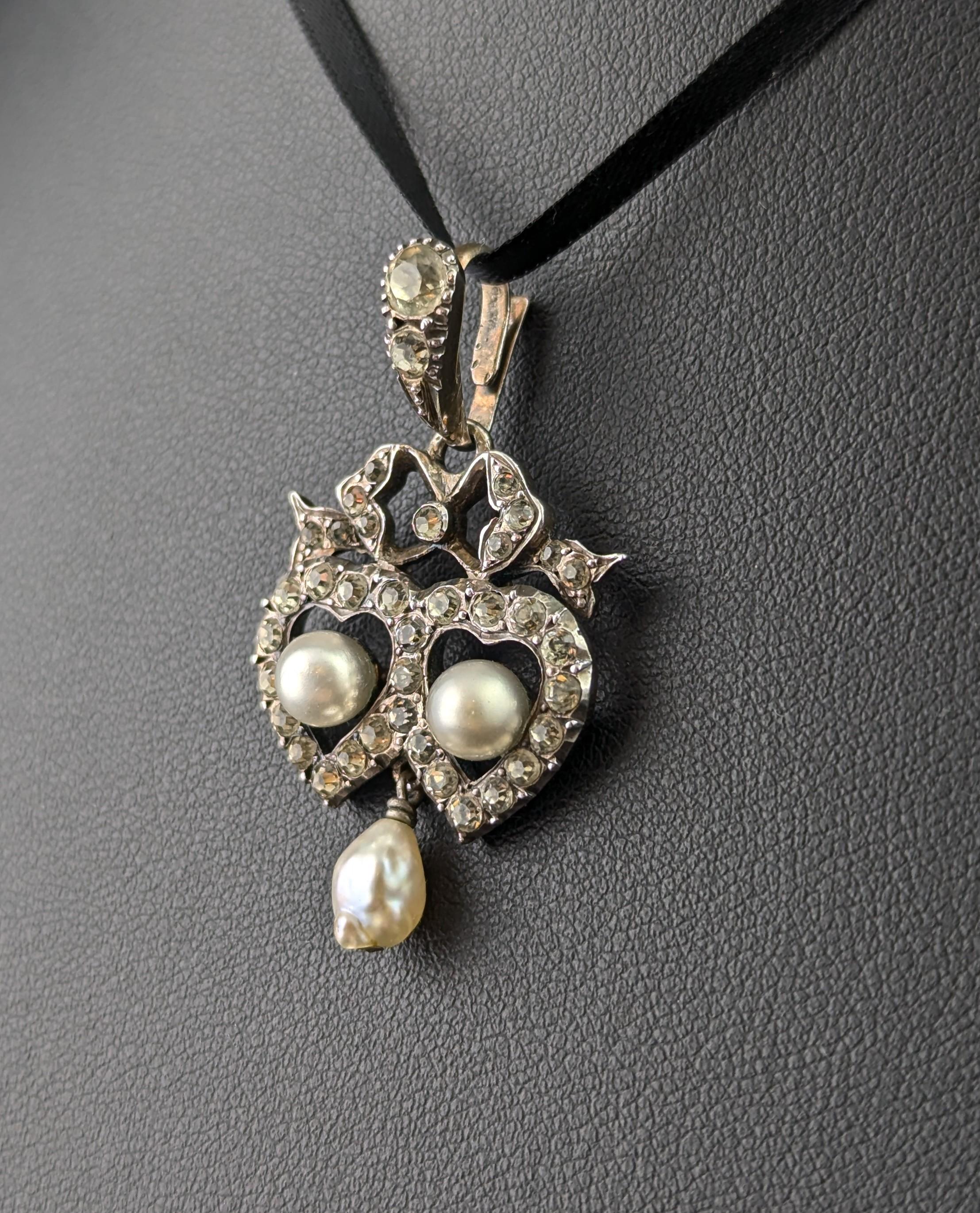 Pendentif double cœur ancien en argent et pâte Bon état - En vente à NEWARK, GB