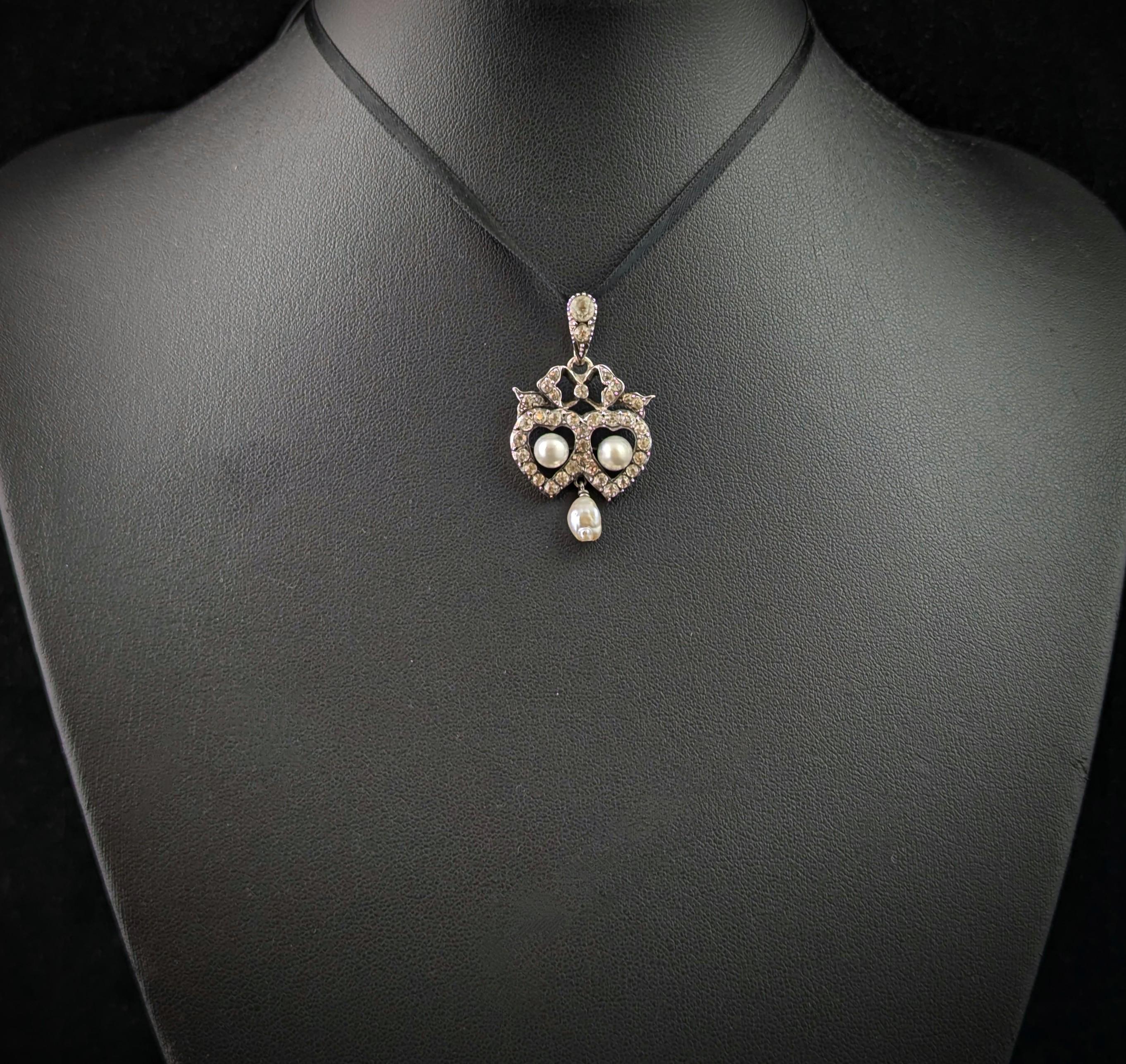 Pendentif double cœur ancien en argent et pâte Pour femmes en vente