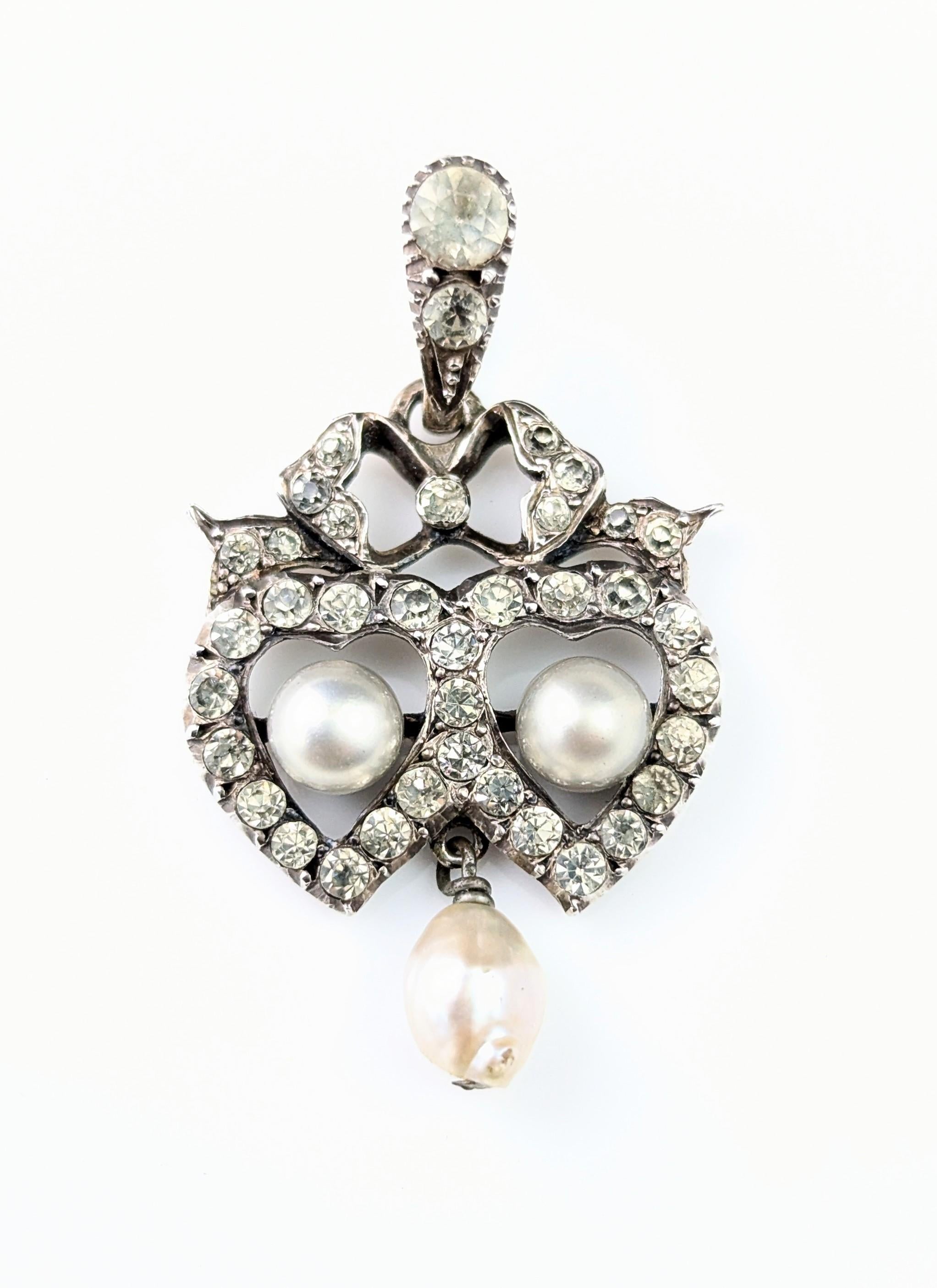 Pendentif double cœur ancien en argent et pâte en vente 4