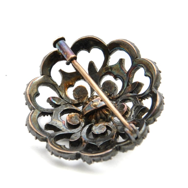Broche-pendentif En Métal Argenté Ajouré, Sertie De Pierres Roses Et Bleues Debut Xxe