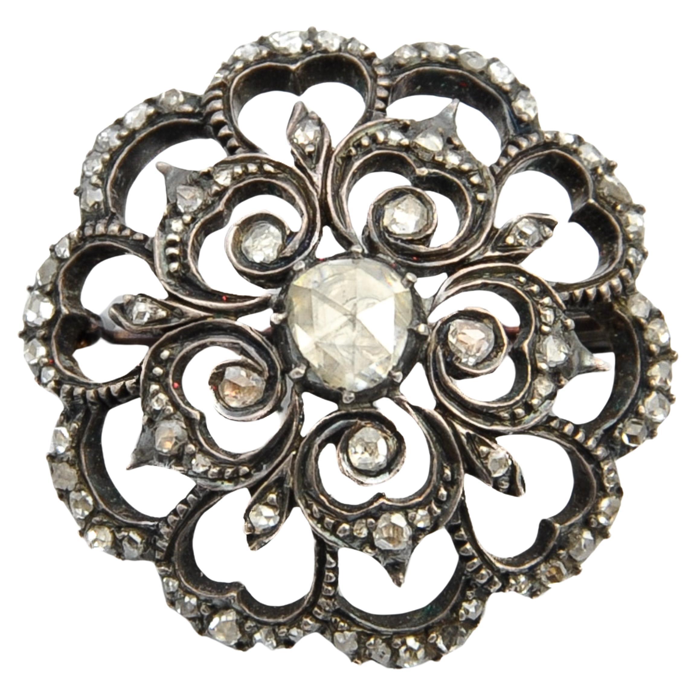 Broche floral redondo de plata antigua y diamantes talla rosa