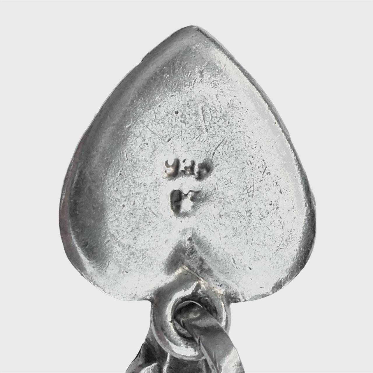 Taglio rotondo Ciondolo a cuore in argento antico e turchese e catena in argento sterling in vendita