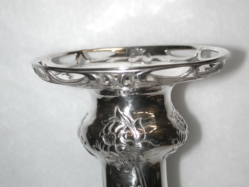 Antique silver Art Nouveau vase, made in Chester, 1907
This beautiful vase was made by Nathan and Hayes.
They normally specialized in Georgian reproduction silver pieces, but this
extra-ordinary vase was contemporary with the period in time.
It