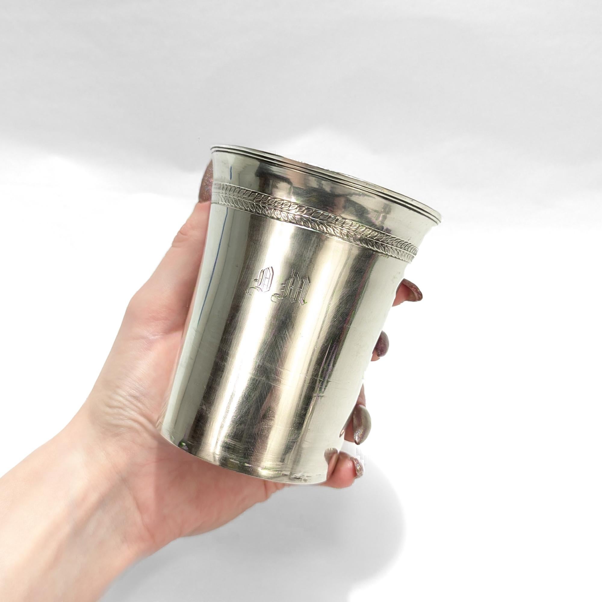 Un beau gobelet de mariage ancien.

En argent massif avec un intérieur doré.

Il s'agit probablement d'un cadeau de mariage ou d'un souvenir de mariage.

La base de la coupe comporte une médaille du milieu du XVIIe siècle réalisée par le médailleur