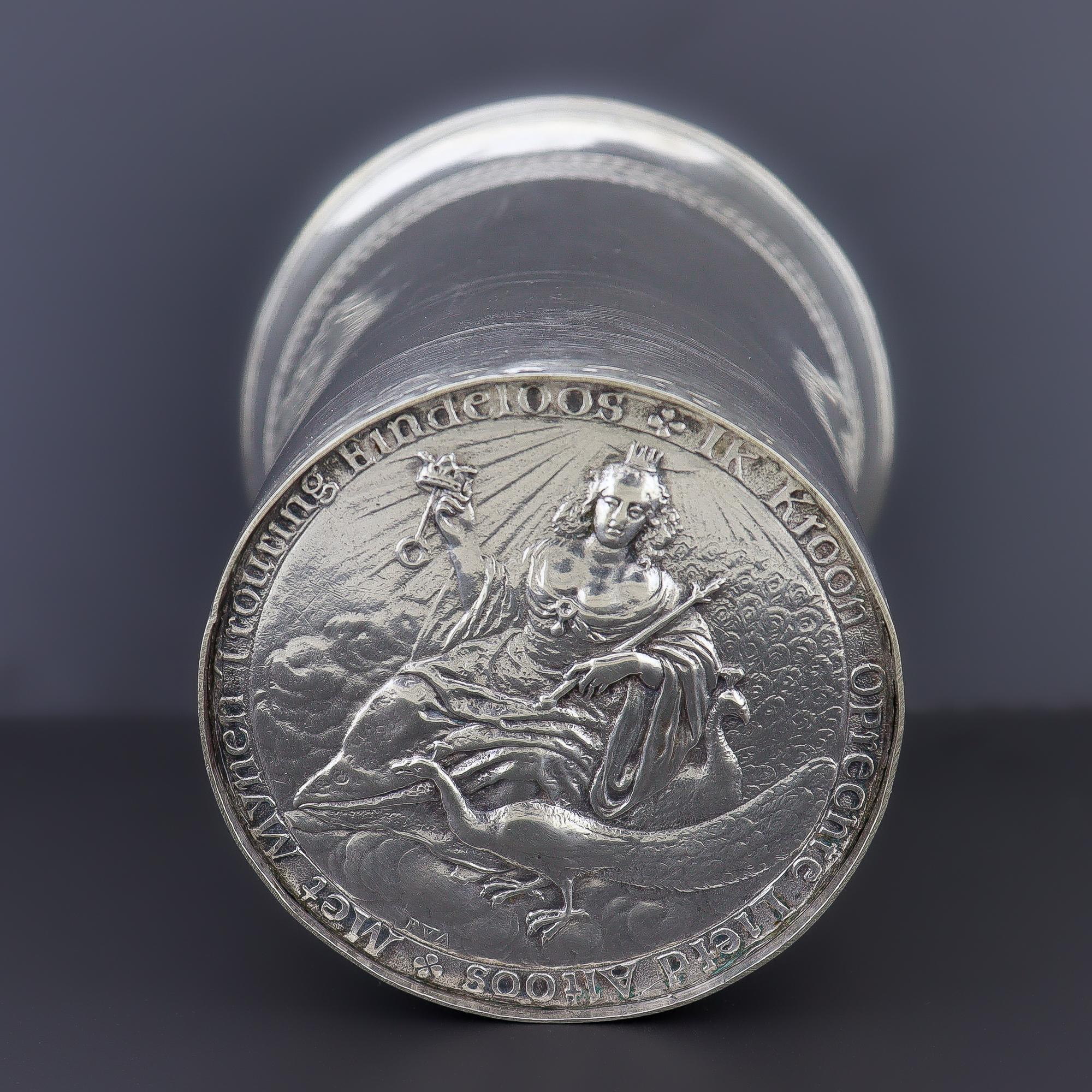 Baroque Ancien gobelet en argent avec médaille de mariage de Junon du XVIIe siècle par Pieter van Abeele en vente