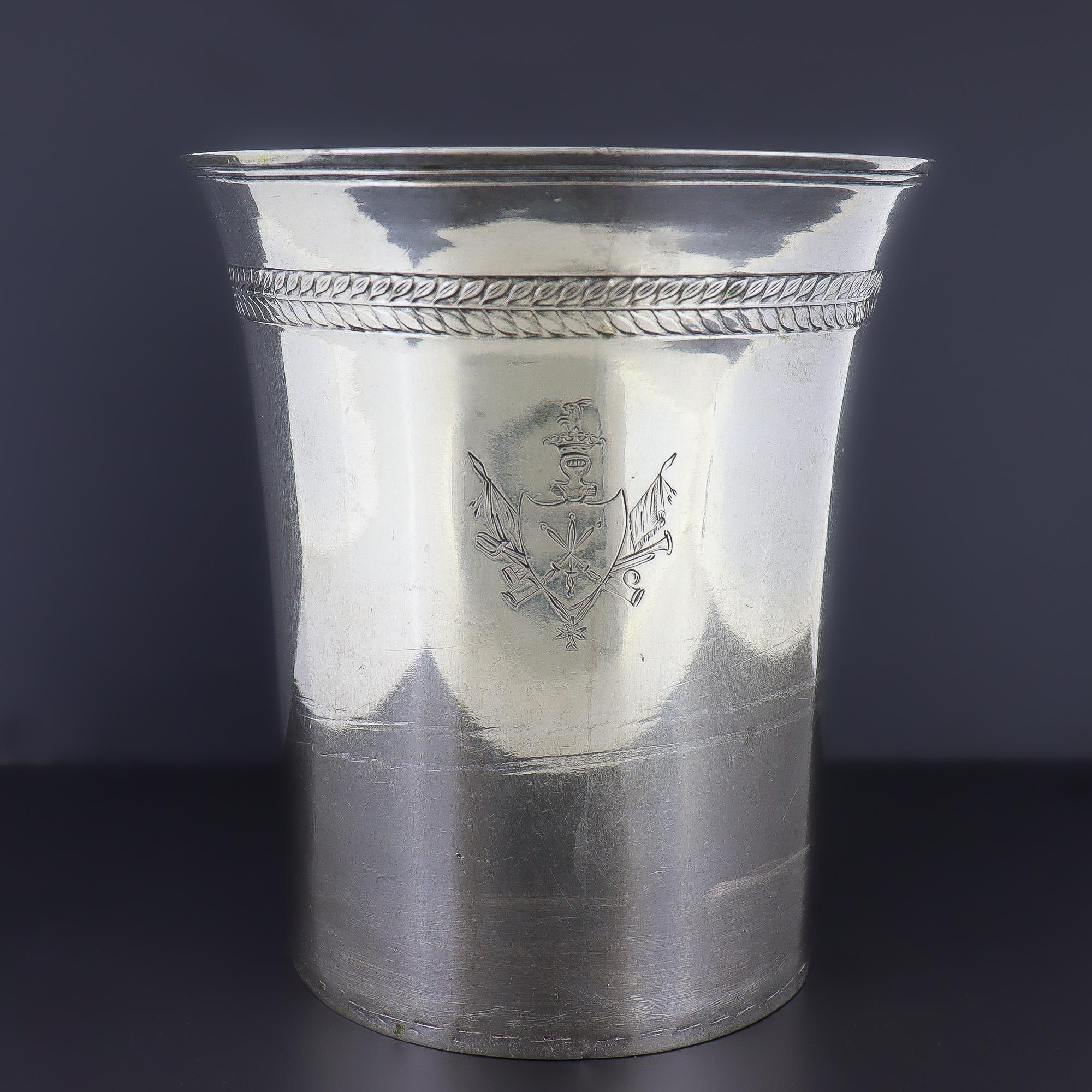 Ancien gobelet en argent avec médaille de mariage de Junon du XVIIe siècle par Pieter van Abeele Bon état - En vente à Philadelphia, PA