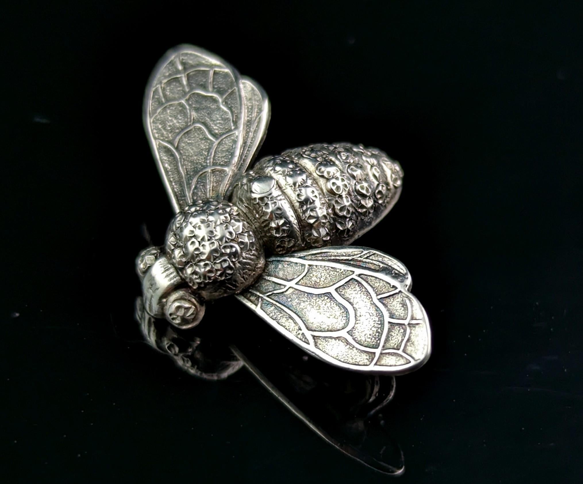 You can't help but fall on love with this gorgeous antique Victorian silver bee brooch.

It is a dainty size but oh so full of detailing, small enough to be a lace pin or fichu.

Made from sterling silver in the Victorian era this is a very