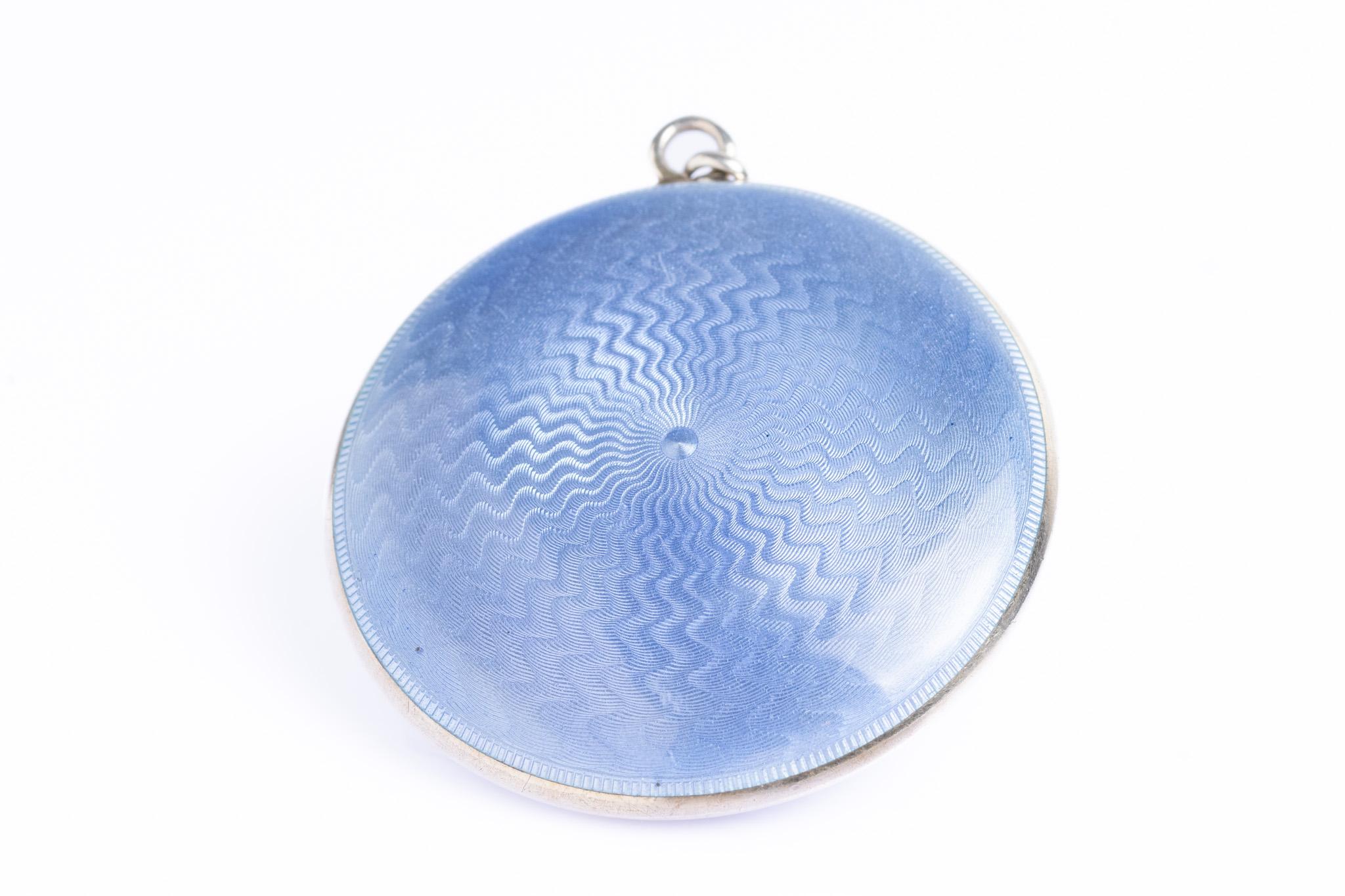 Ciondolo compatto in argento antico con smalto blu guilloché in vendita 5