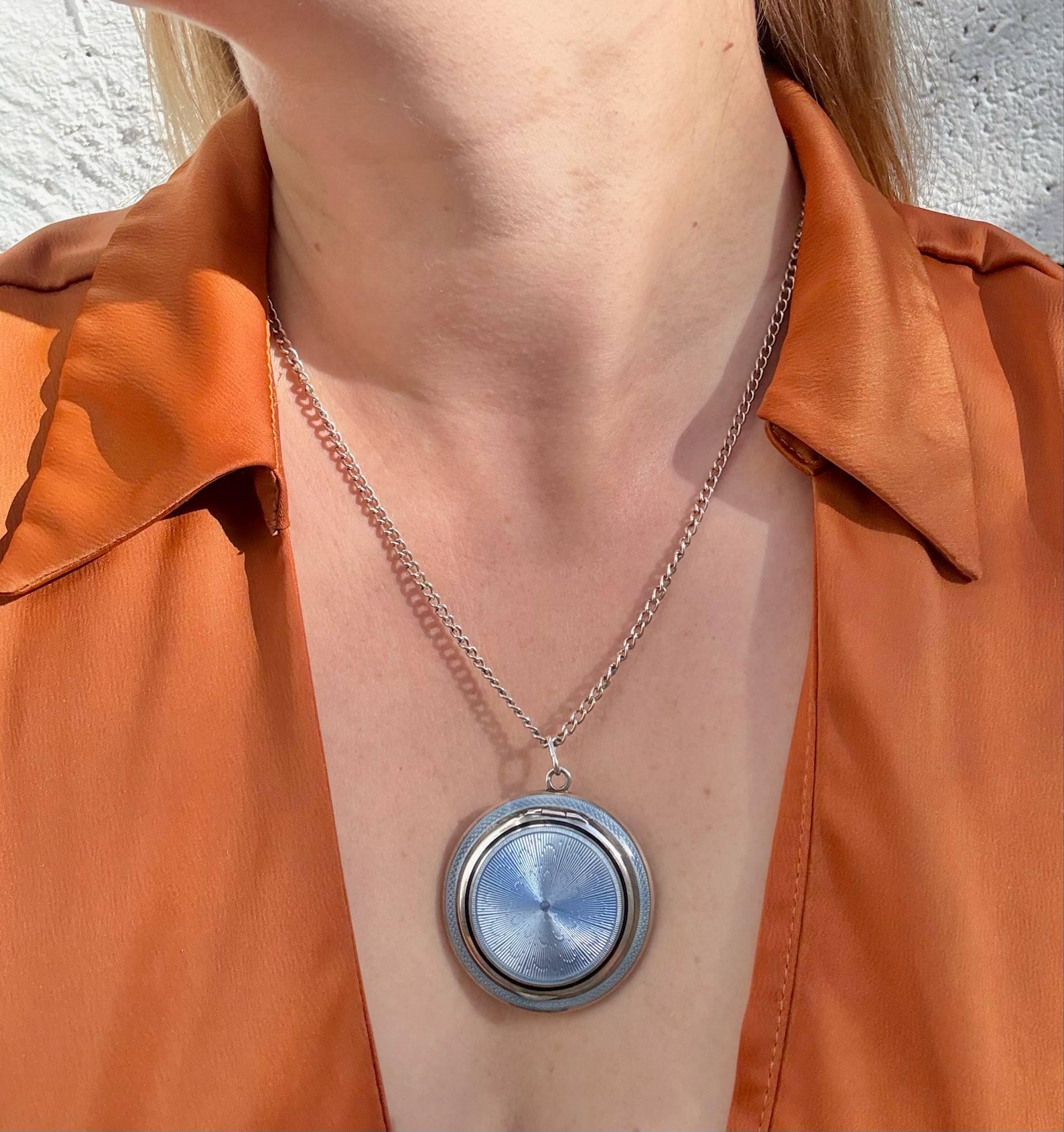 Ciondolo compatto in argento antico con smalto blu guilloché in vendita 6