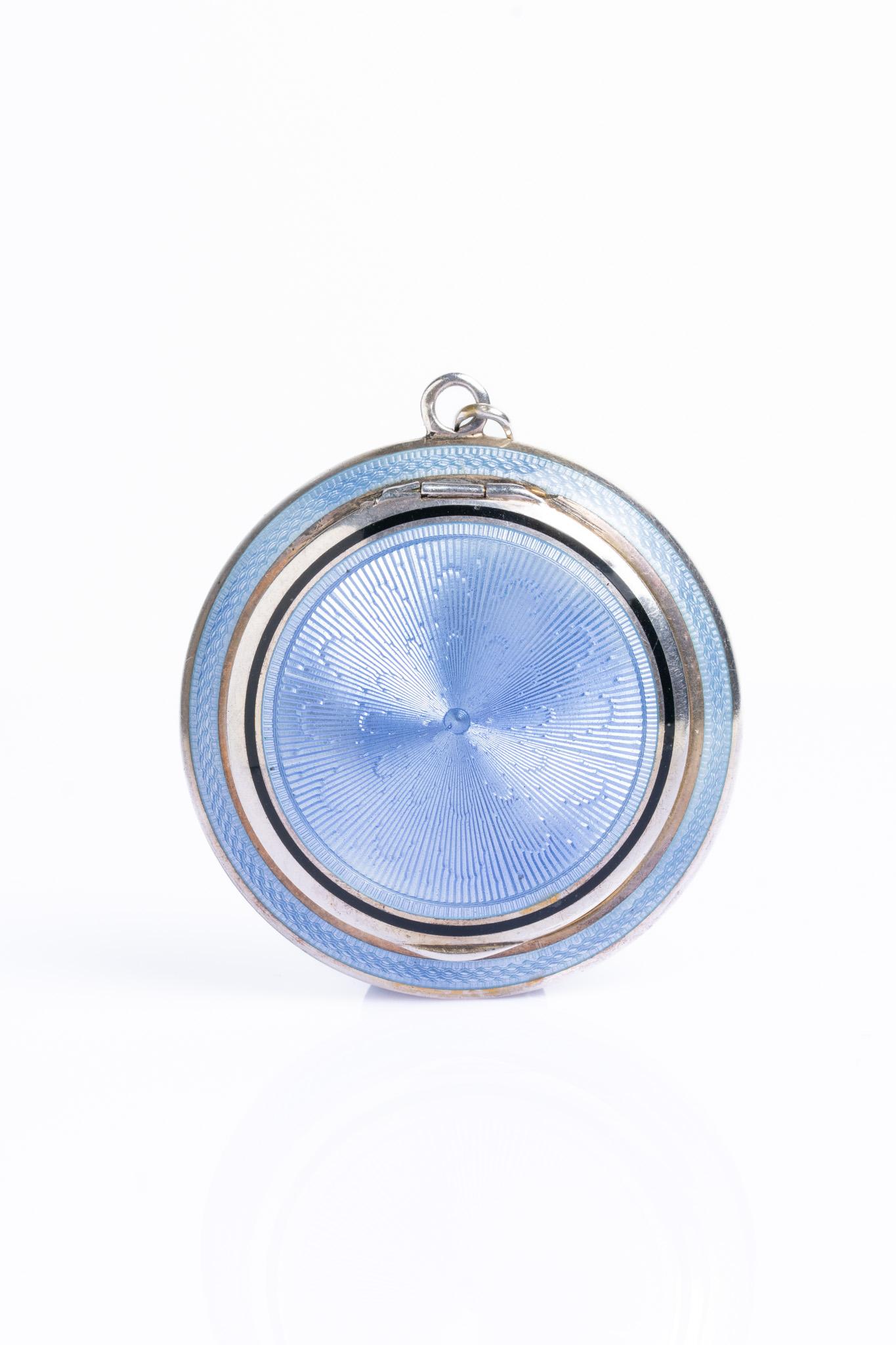 Art Déco Ciondolo compatto in argento antico con smalto blu guilloché in vendita