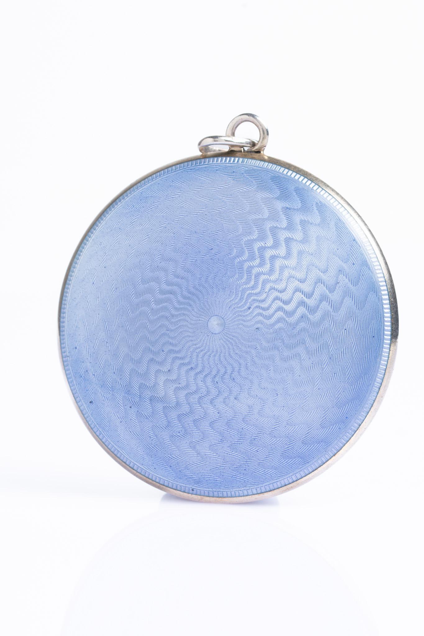 Ciondolo compatto in argento antico con smalto blu guilloché In condizioni buone in vendita a Portland, England