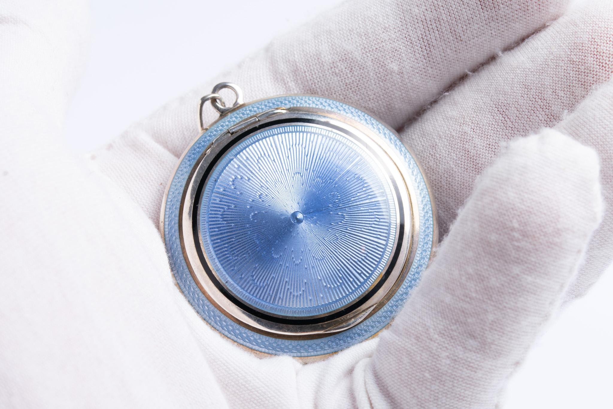 Ciondolo compatto in argento antico con smalto blu guilloché in vendita 1