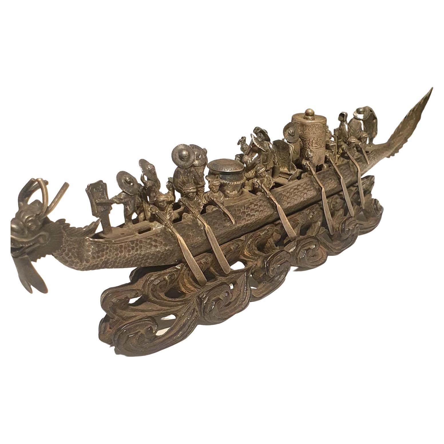 Ancienne barque en argent de la Dynasty chinoise Bon état - En vente à Cairo, EG