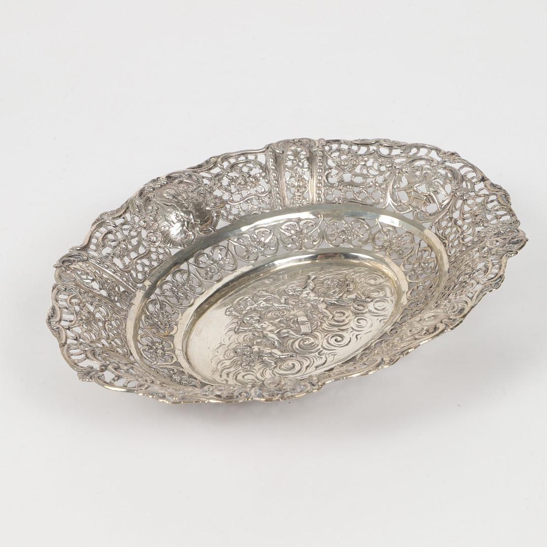 Antique silver bowl small fruit basket with relief, openwork decorative object hallmarked sterling silver oval bon bon dish bowl intricate cut out & embossed details
Absolutely stunning sterling silver bon bon dish.
Fully hallmarked, Birmingham,
