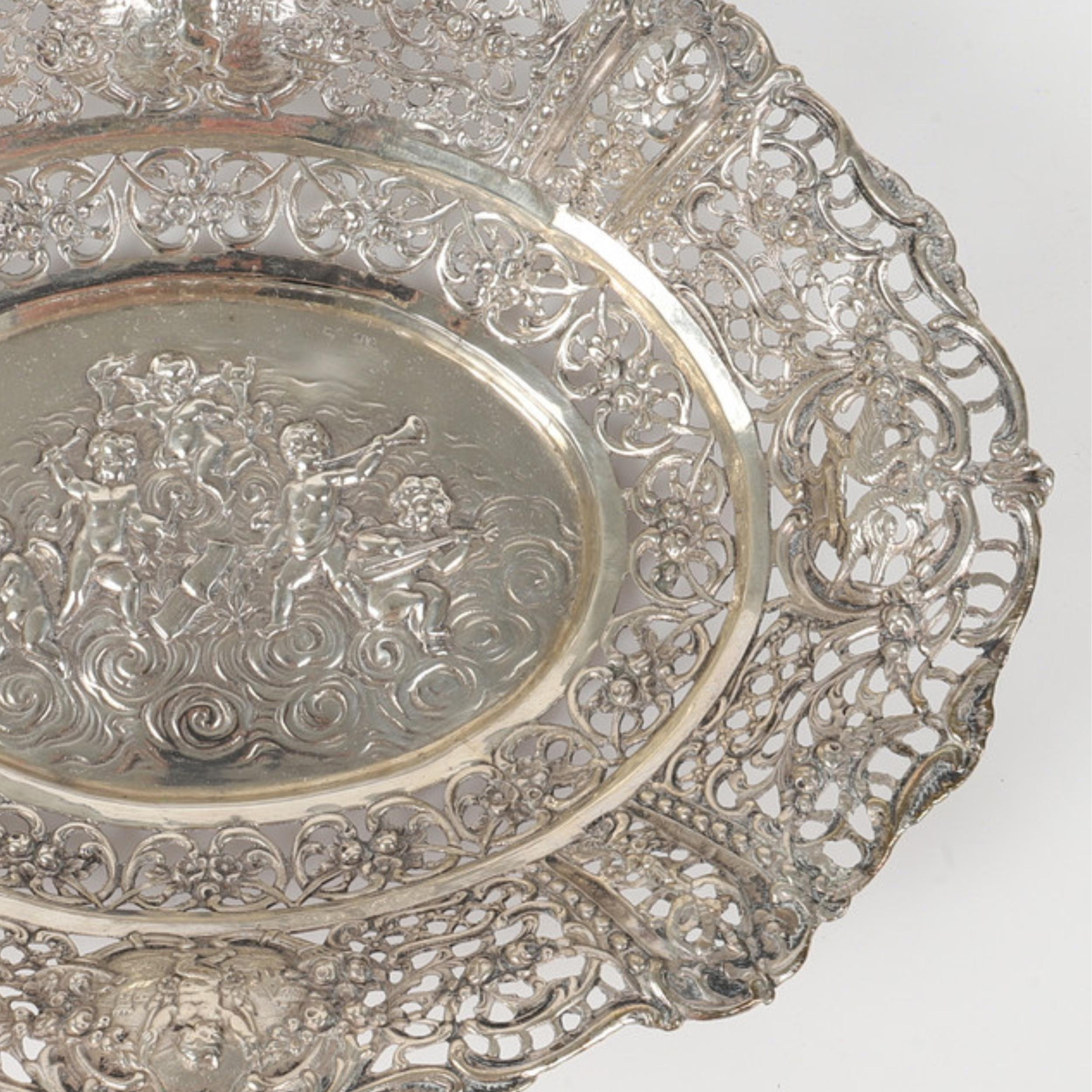 Antique Sterling Silver Bowl Small Fruit Basket Relief Pictori Decorative Object In Excellent Condition For Sale In Wembley, GB