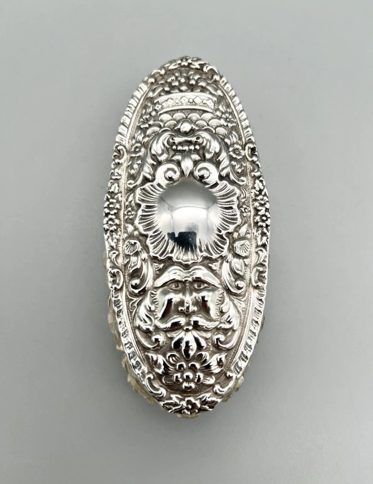 Sculpté Antique Silver BOX Decorative Box, Sterling Silver EDWARDIAN CUT Crystal Pot N&H en vente