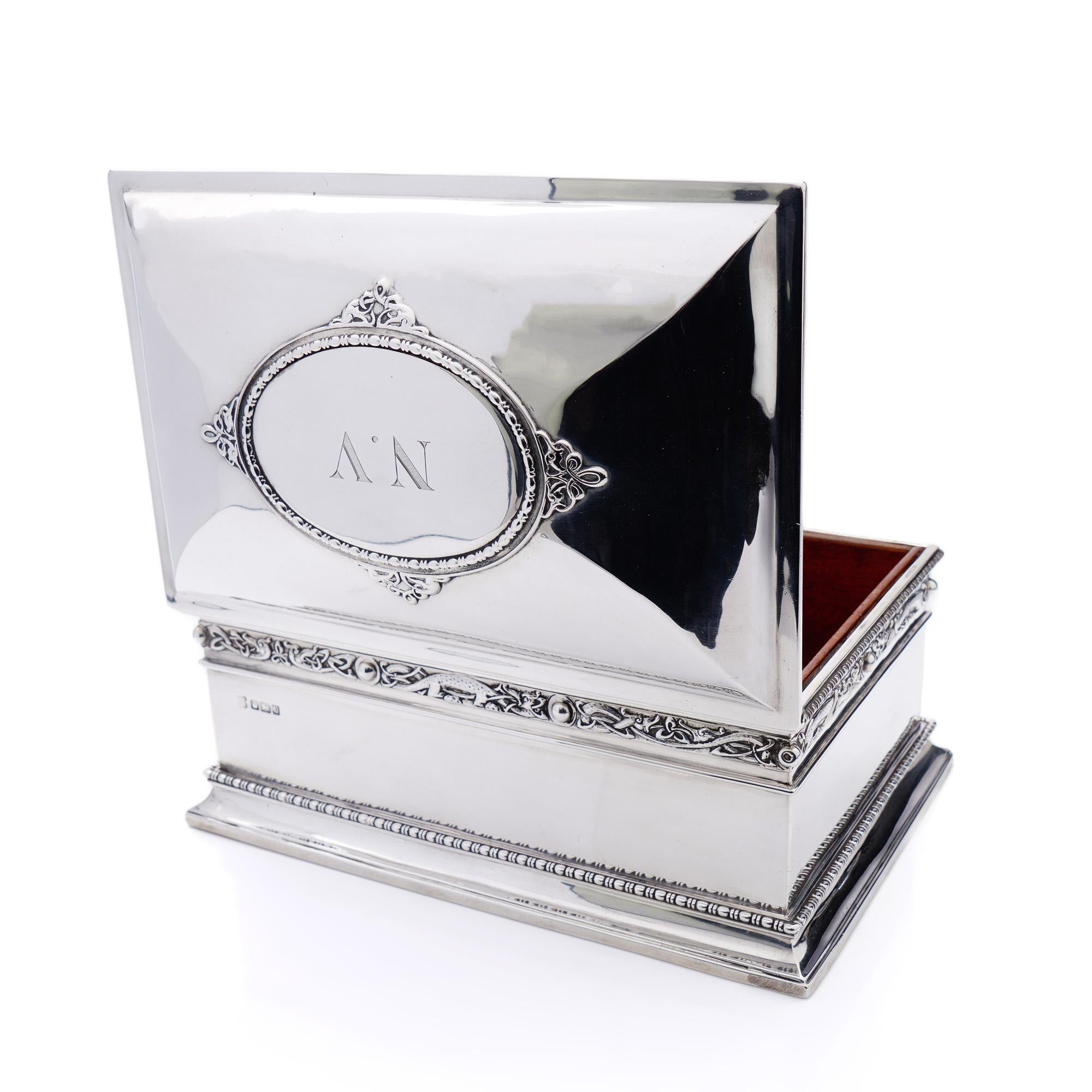 Antique Silver Box with Initials, by George Edward & Sons, Sheffield 1906 In Good Condition For Sale In Braintree, GB