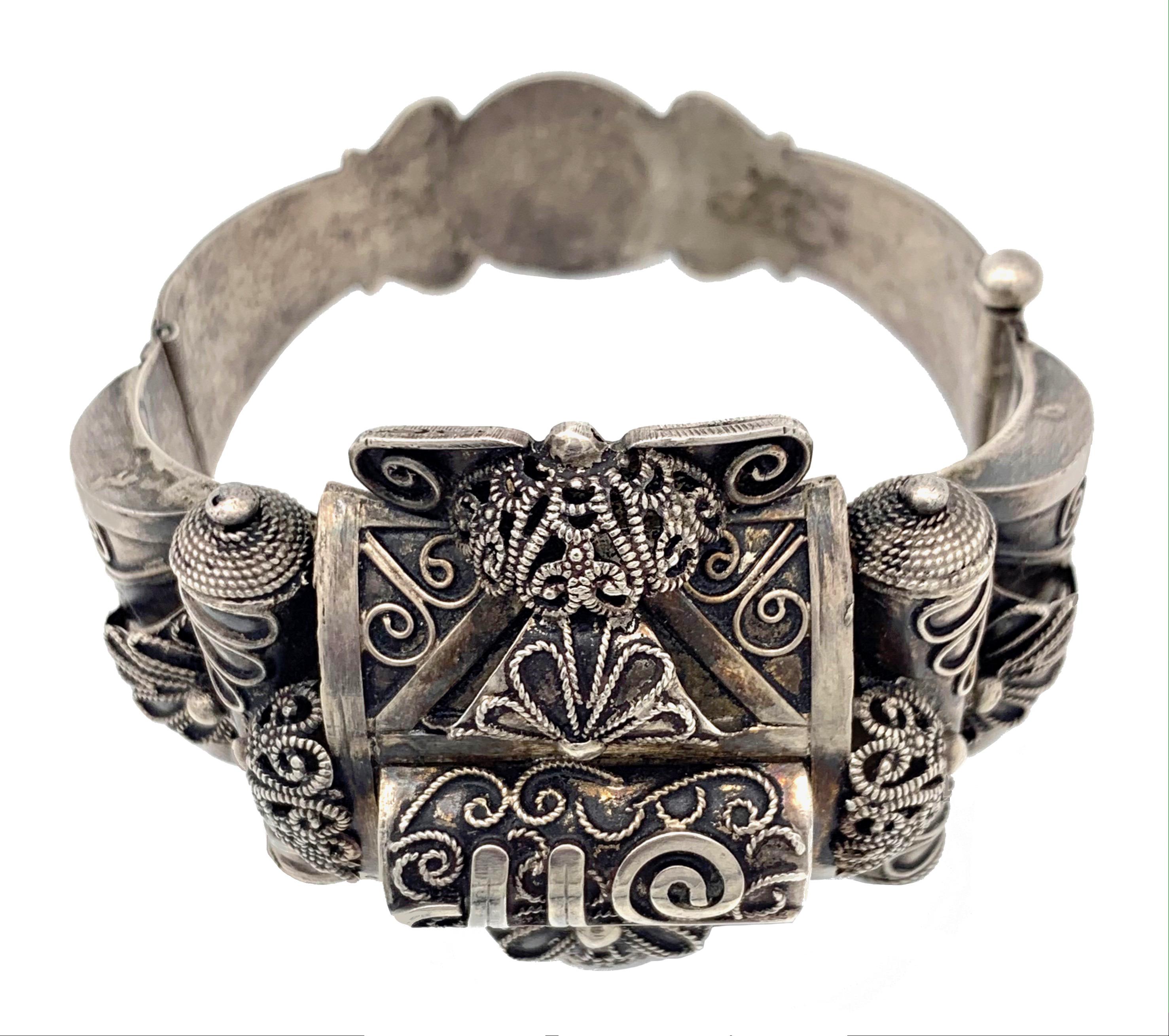 Dieses massive Silberarmband wurde in Nordafrika zu Beginn des 20. Jahrhunderts handgefertigt.
Das Armband ist mit appliziertem, gedrehtem Silberdraht verziert. 