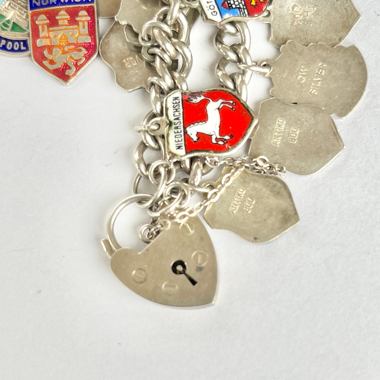 Antique Silver Bracelet With City Shield Charms In Good Condition For Sale In Chipping Campden, GB
