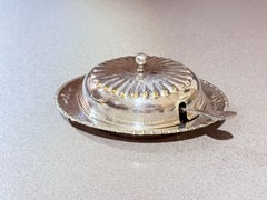 Antico piattino da burro in argento con fodera in cristallo e cucchiaio, elegante servizio da tavola vintage