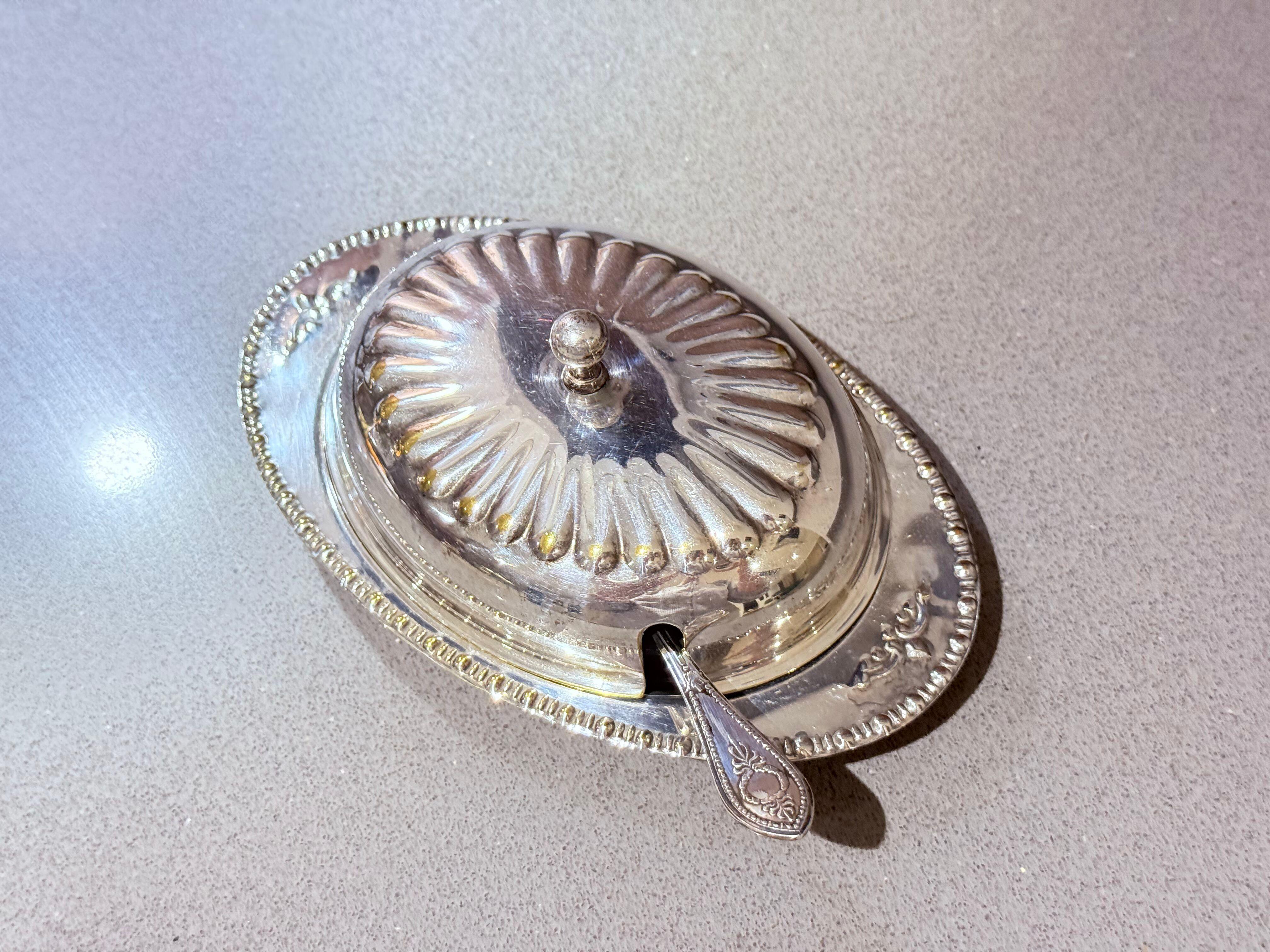 Art déco Beurrier ancien en argent avec couvercle en cristal et cuillère, vaisselle vintage élégante en vente