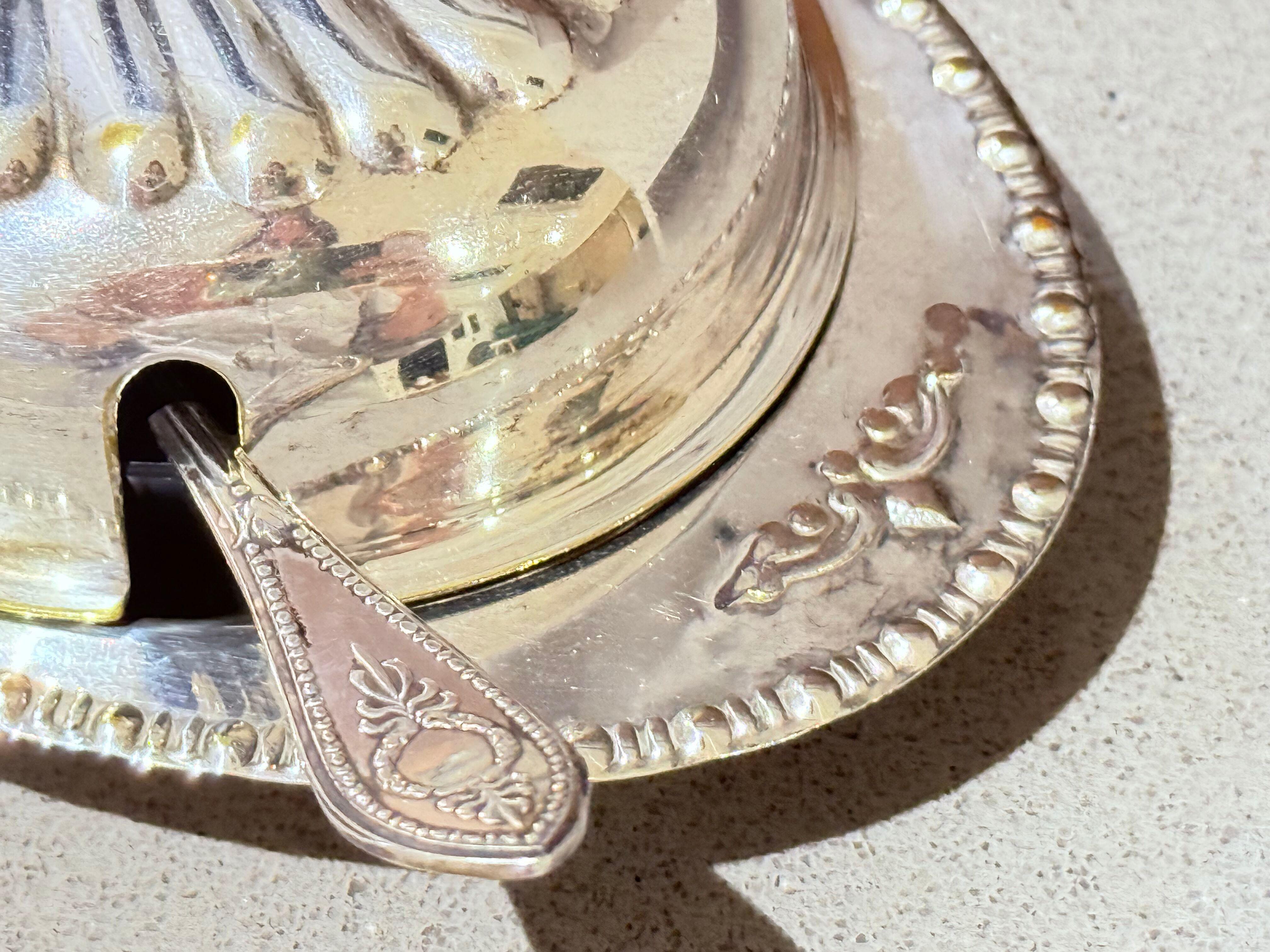 Anglais Beurrier ancien en argent avec couvercle en cristal et cuillère, vaisselle vintage élégante en vente