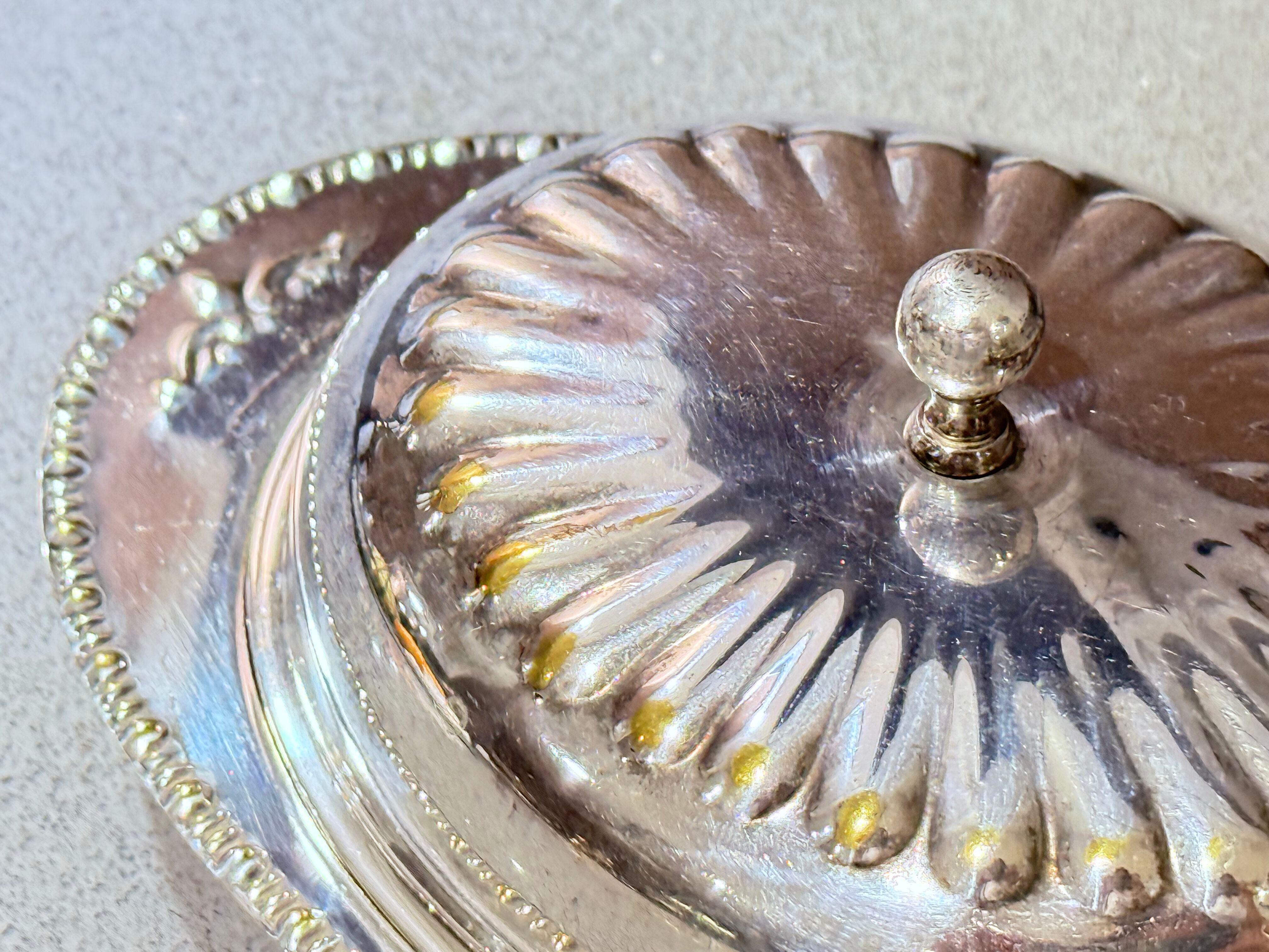 Sculpté Beurrier ancien en argent avec couvercle en cristal et cuillère, vaisselle vintage élégante en vente