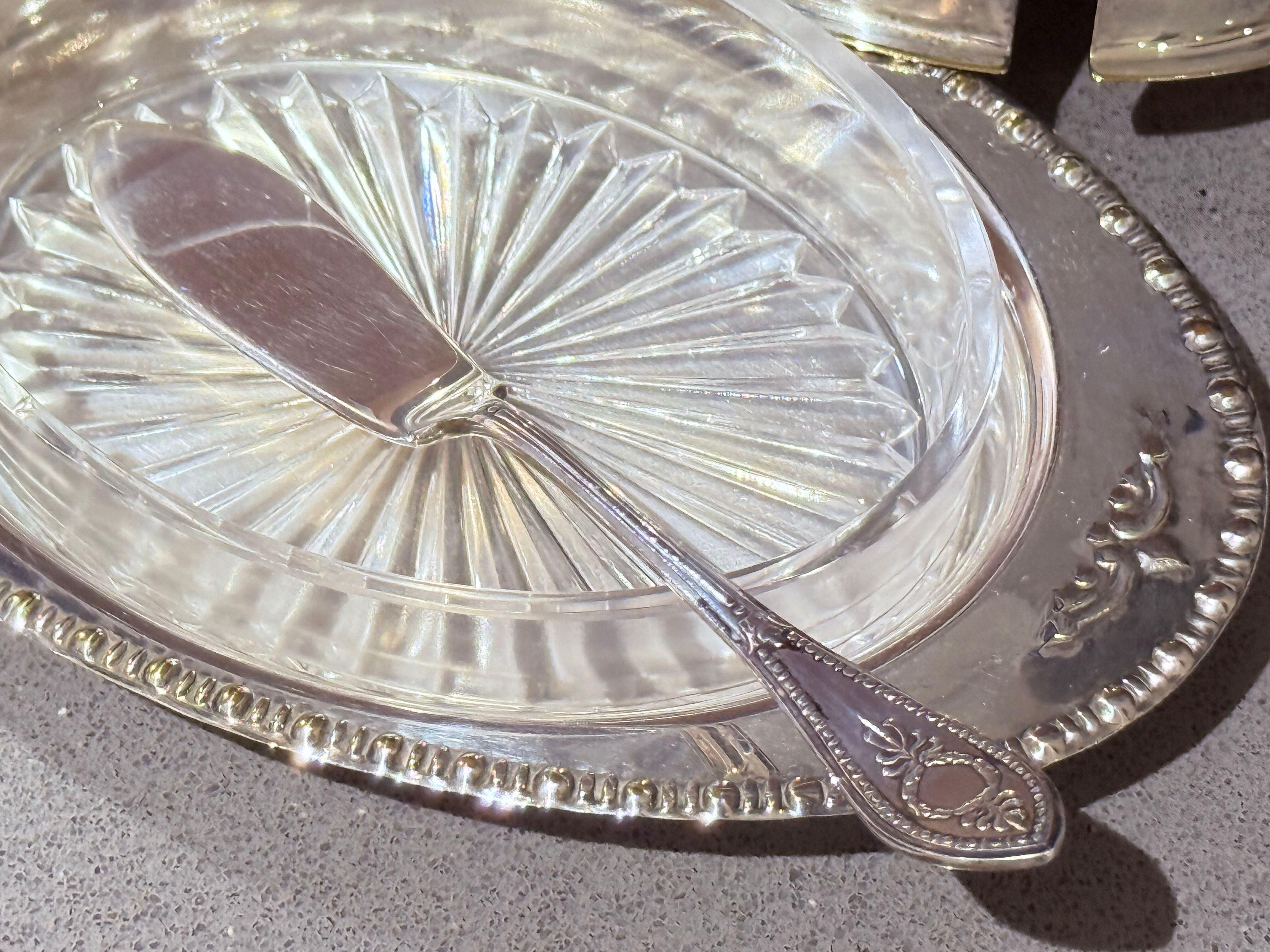 Beurrier ancien en argent avec couvercle en cristal et cuillère, vaisselle vintage élégante Excellent état - En vente à Wembley, GB
