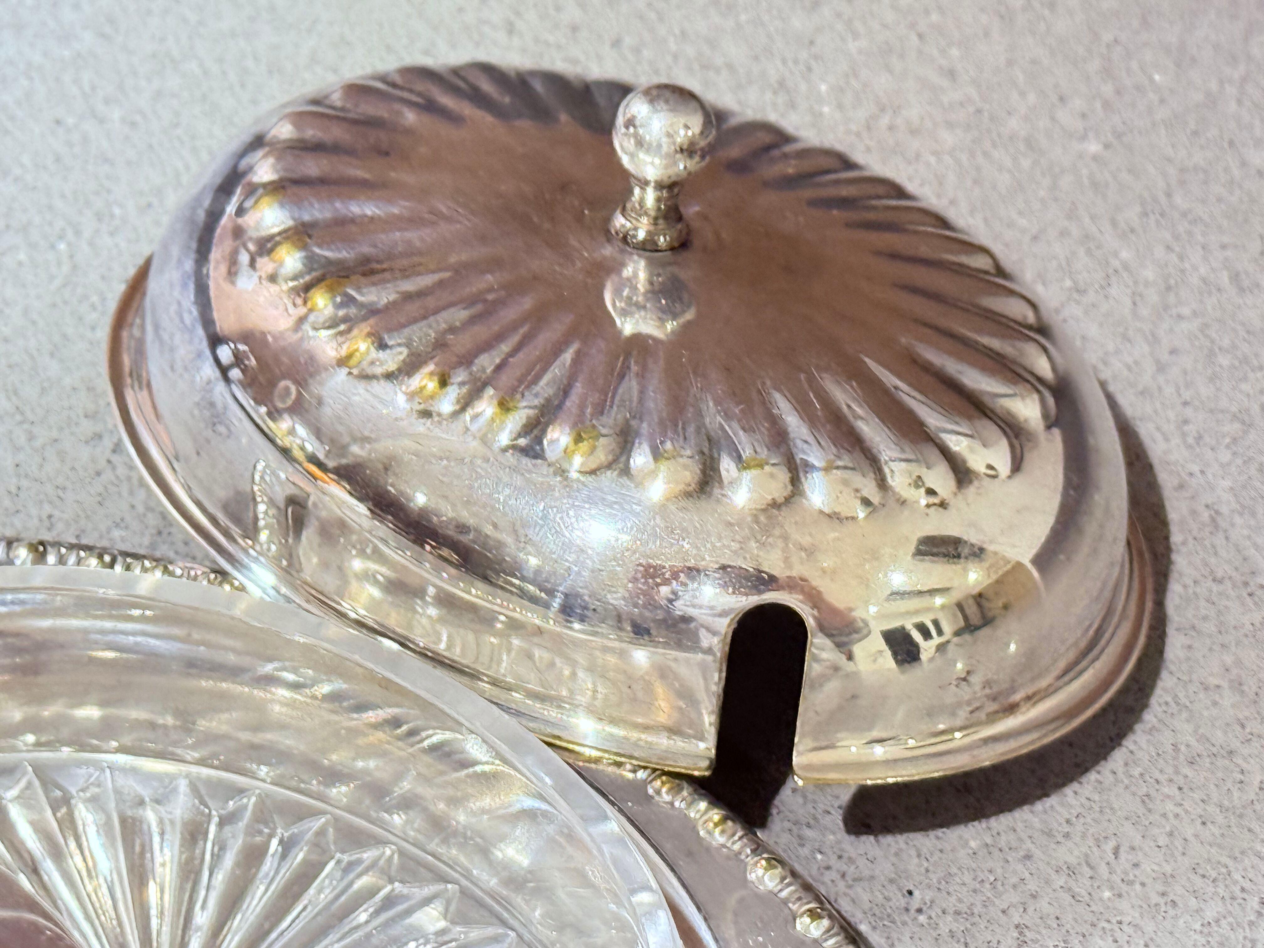 XIXe siècle Beurrier ancien en argent avec couvercle en cristal et cuillère, vaisselle vintage élégante en vente