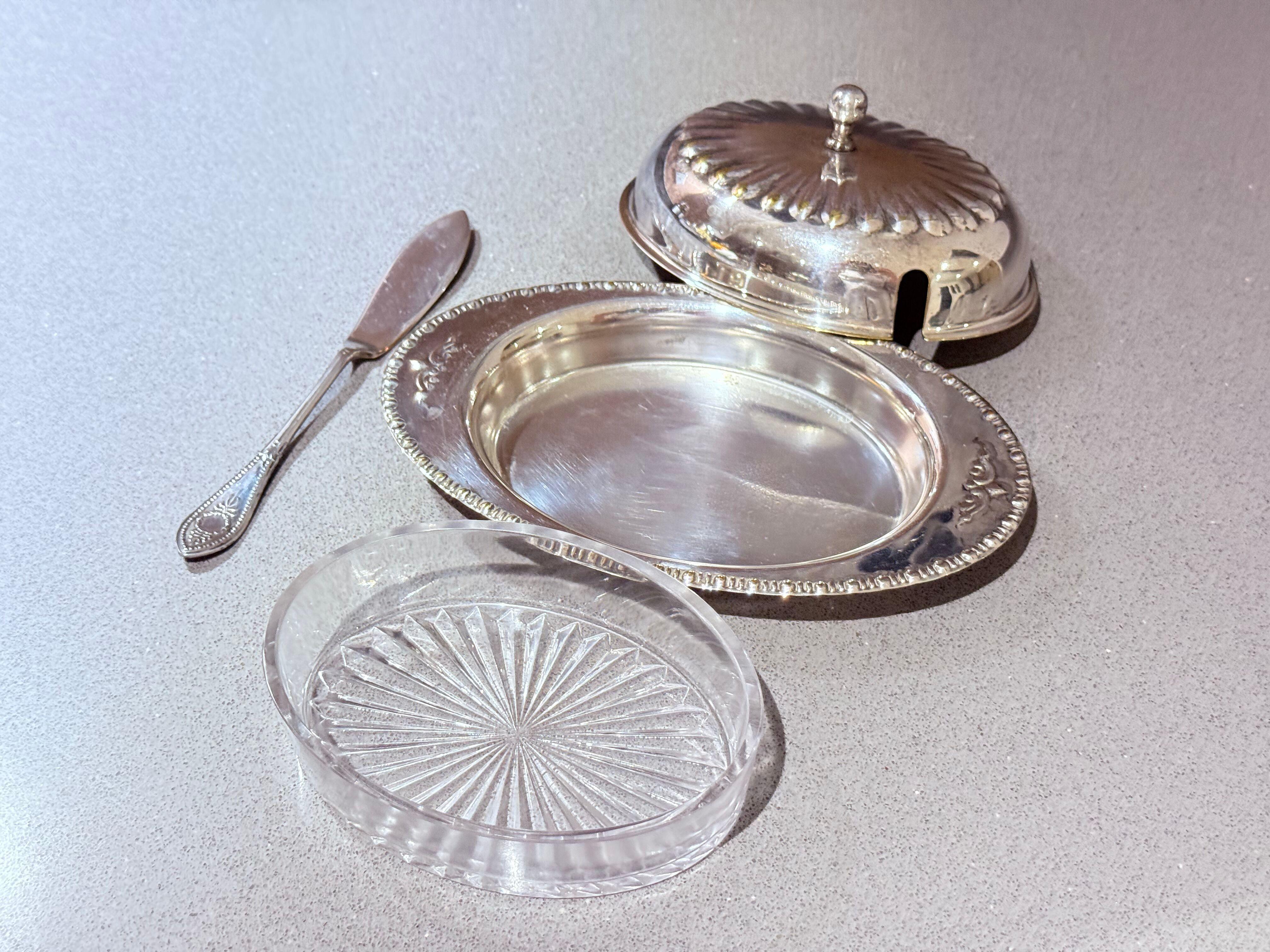 Plaqué or Beurrier ancien en argent avec couvercle en cristal et cuillère, vaisselle vintage élégante en vente