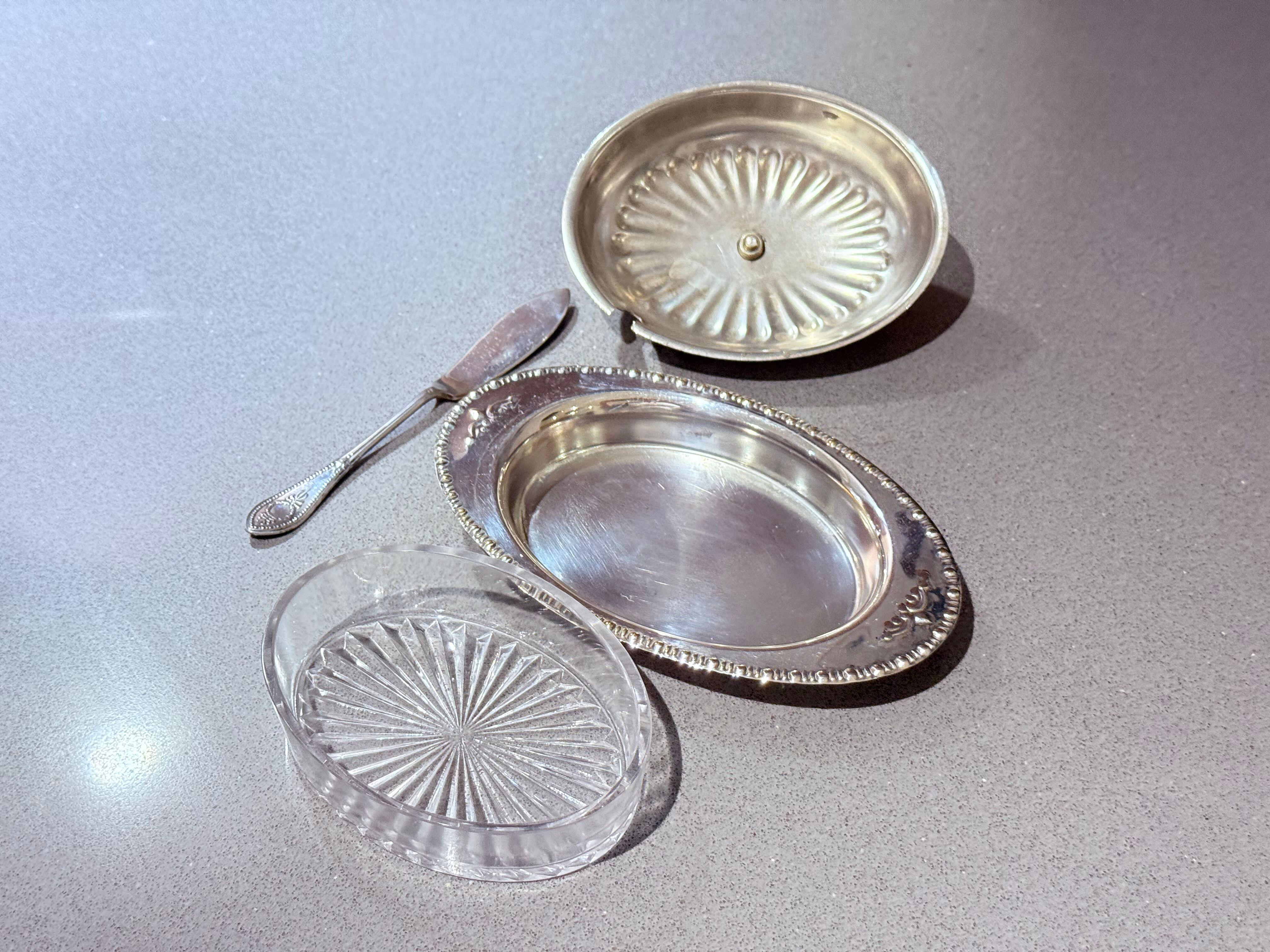 Beurrier ancien en argent avec couvercle en cristal et cuillère, vaisselle vintage élégante en vente 1