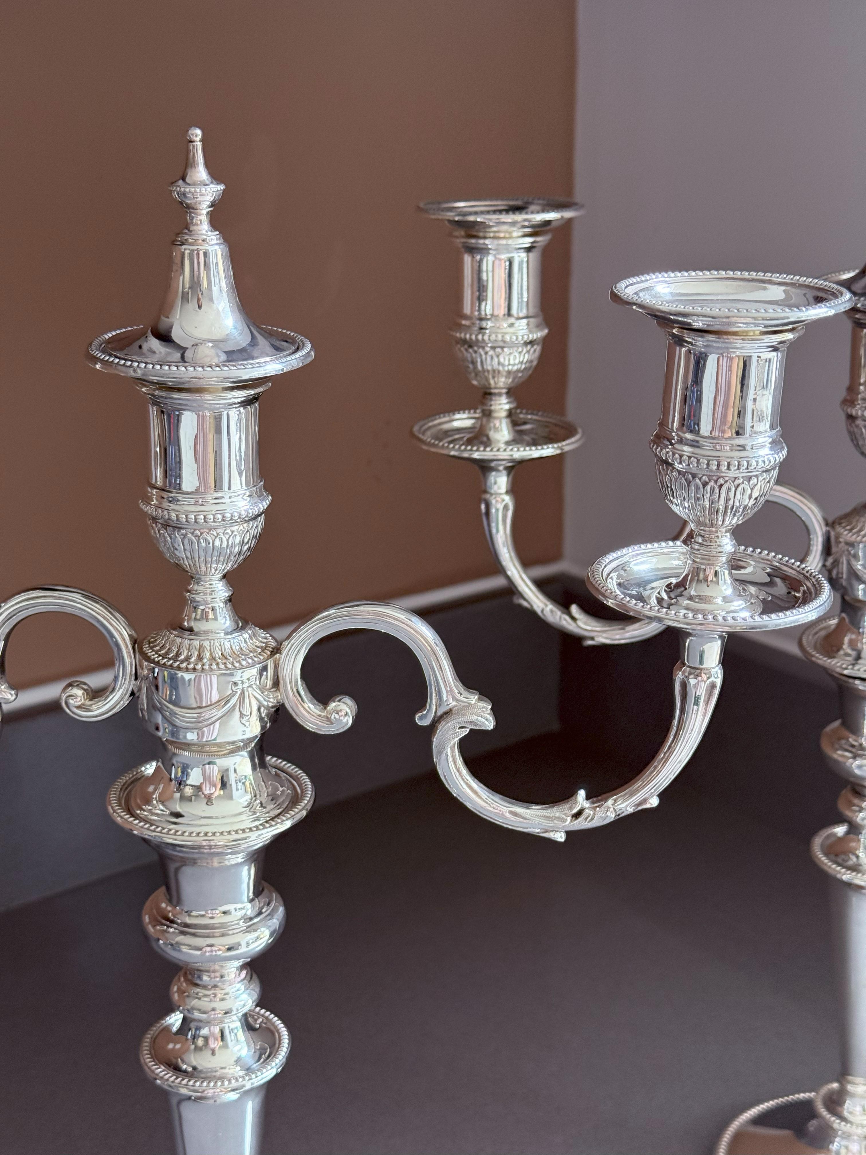 Candelabri d'argento antichi Coppia di candelabri d'argento con marchio di fabbrica in vendita 2