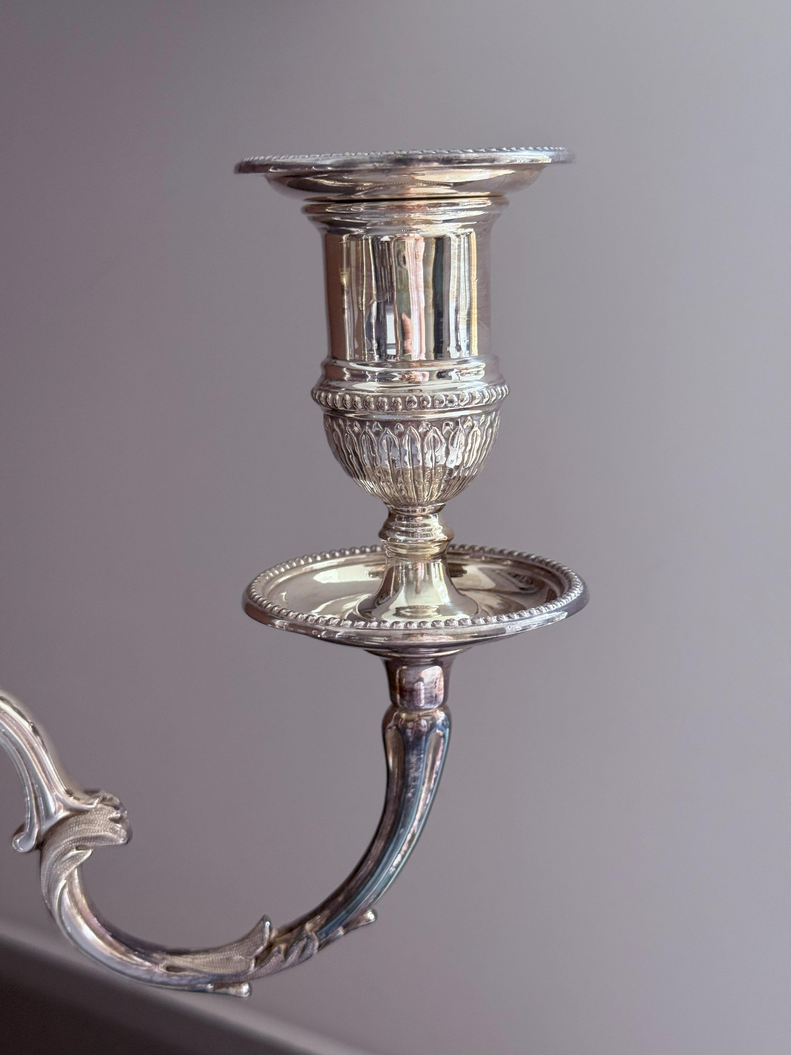 Candelabri d'argento antichi Coppia di candelabri d'argento con marchio di fabbrica in vendita 3